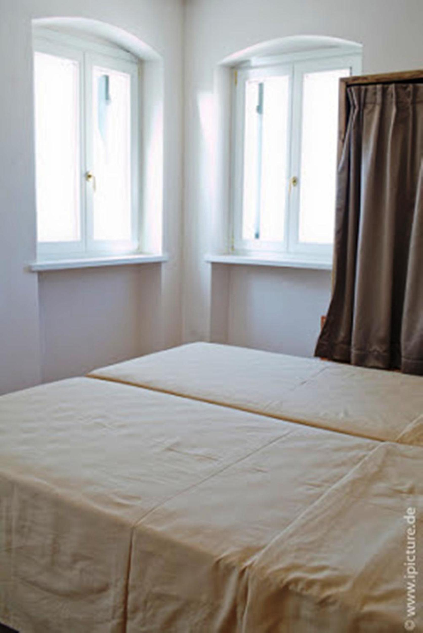 Double or Twin Room with Lake View - Photo 7