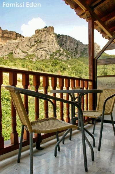 Standard Twin/Double Room with Meteora View - Photo 10