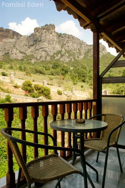 Standard Twin/Double Room with Meteora View - Photo 8
