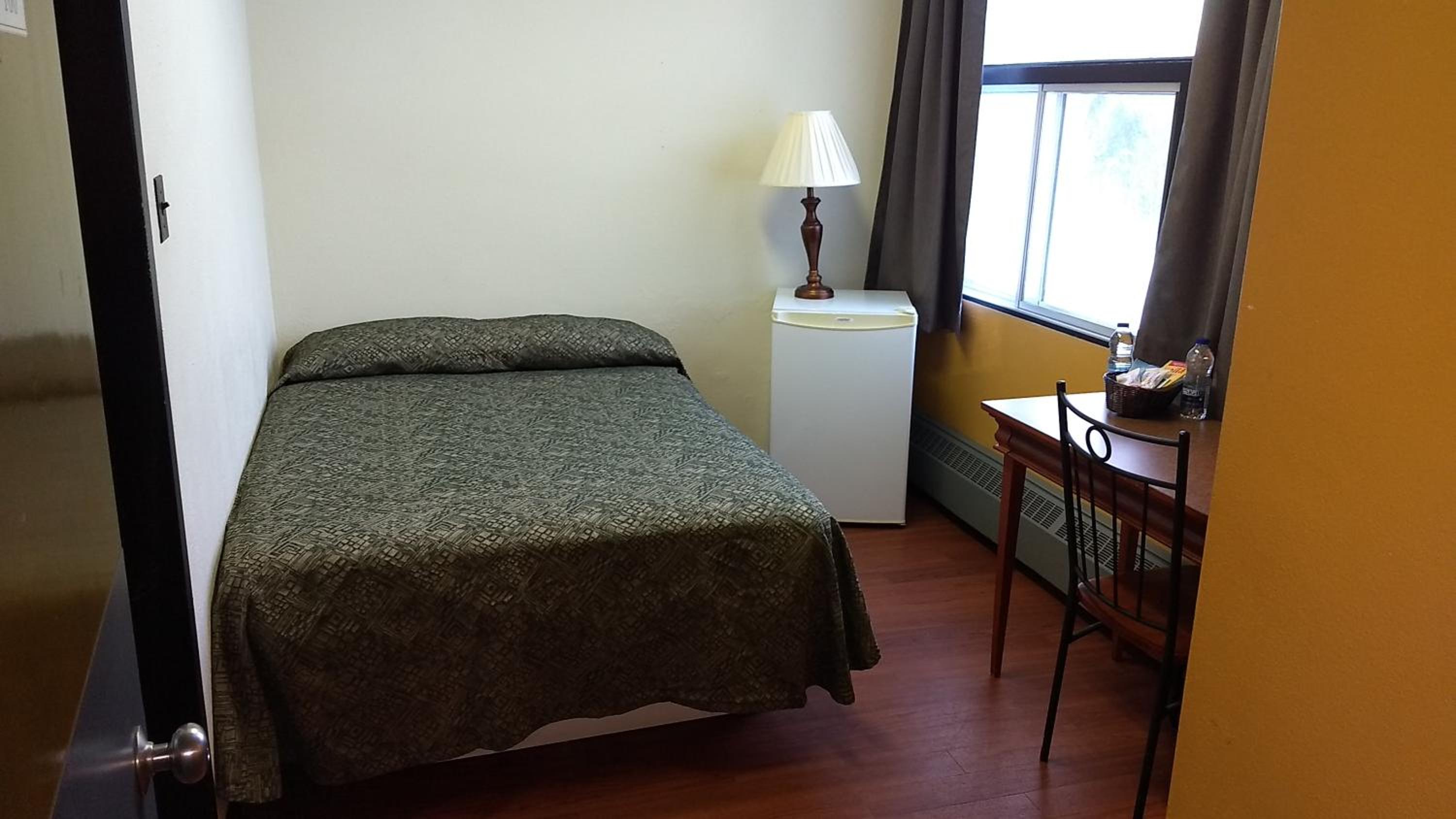 Single Room with Private Bathroom photo 2