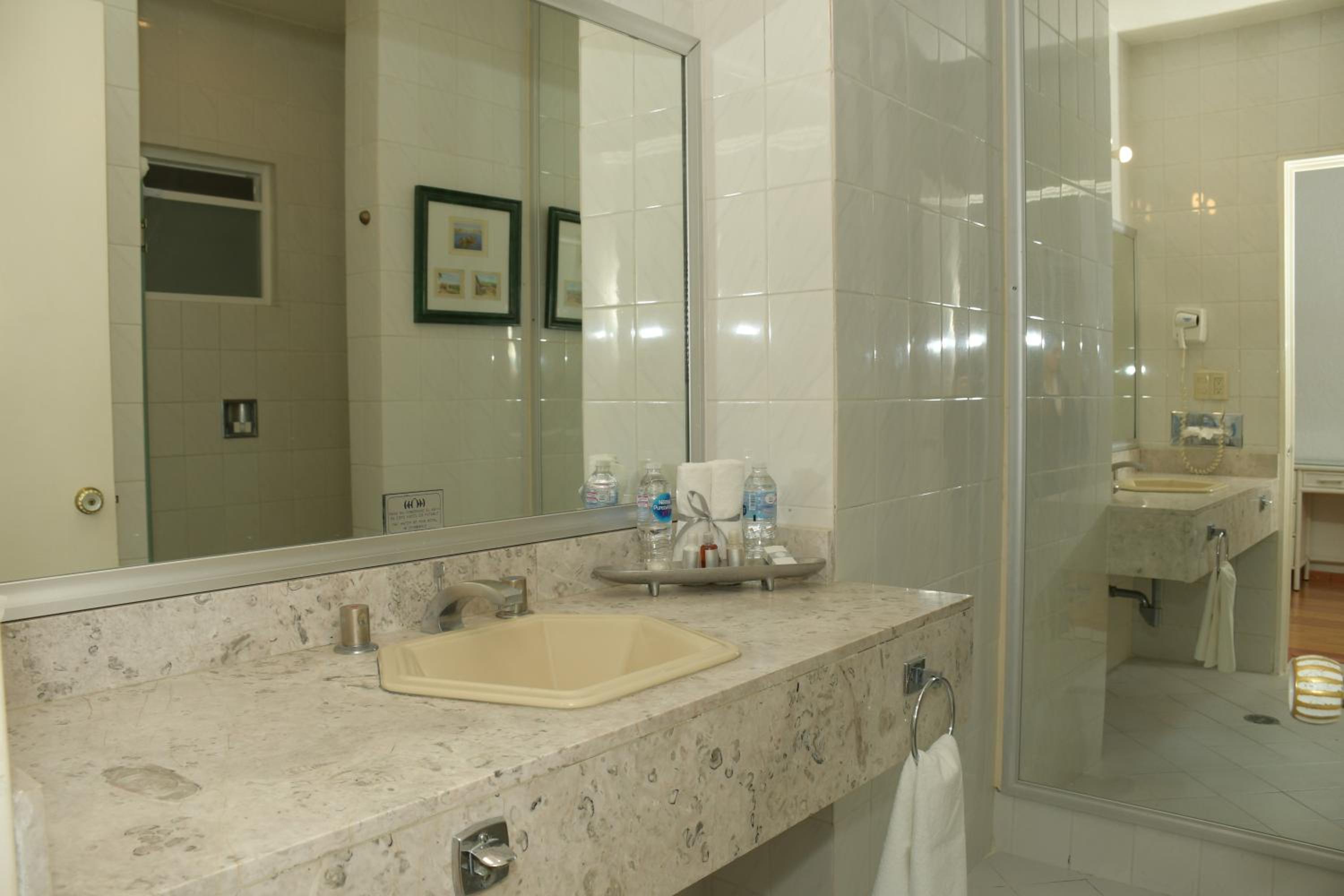 Honeymoon Suite - Photo 3