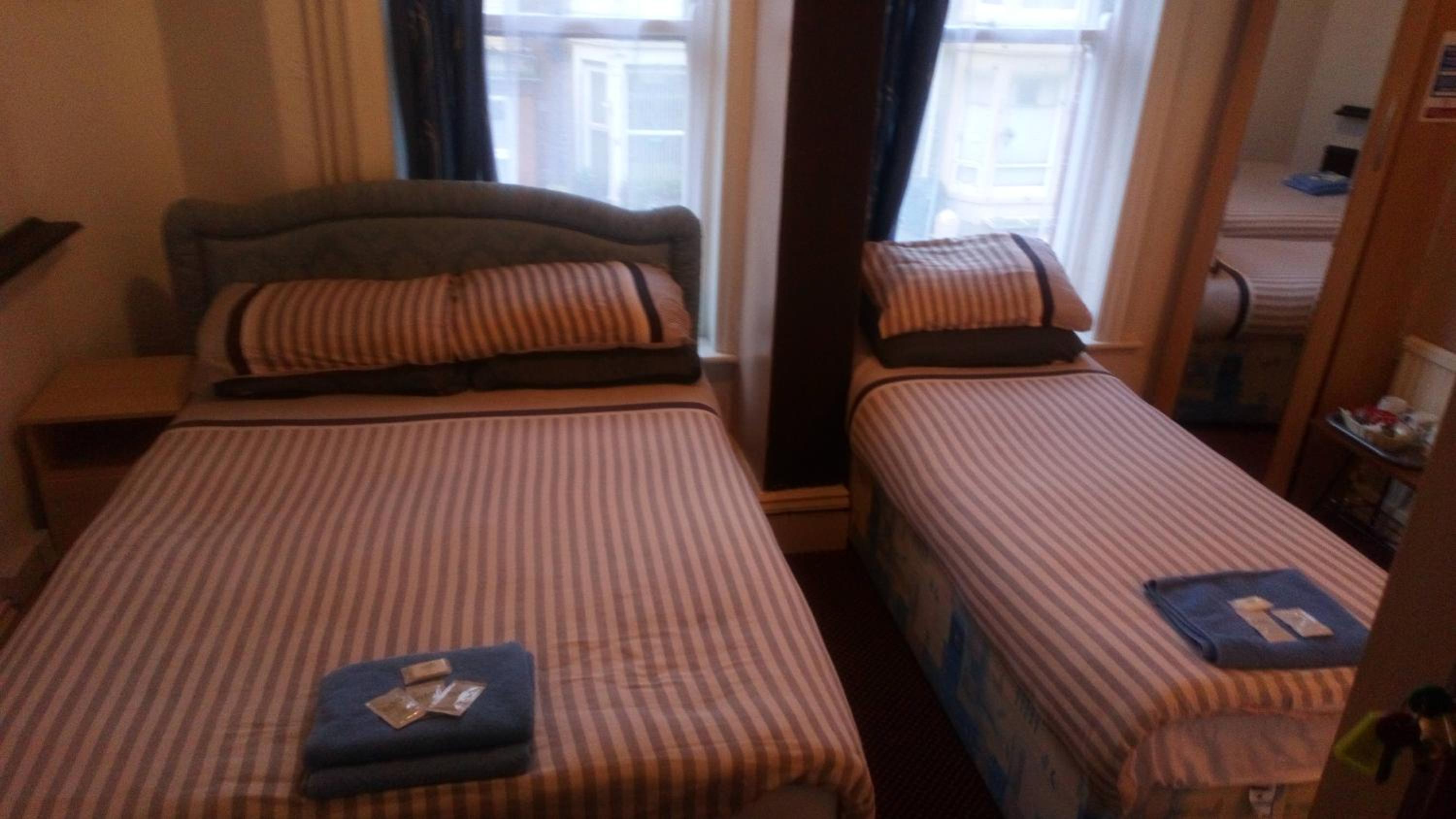 Triple Room with Private Bathroom - Photo 2