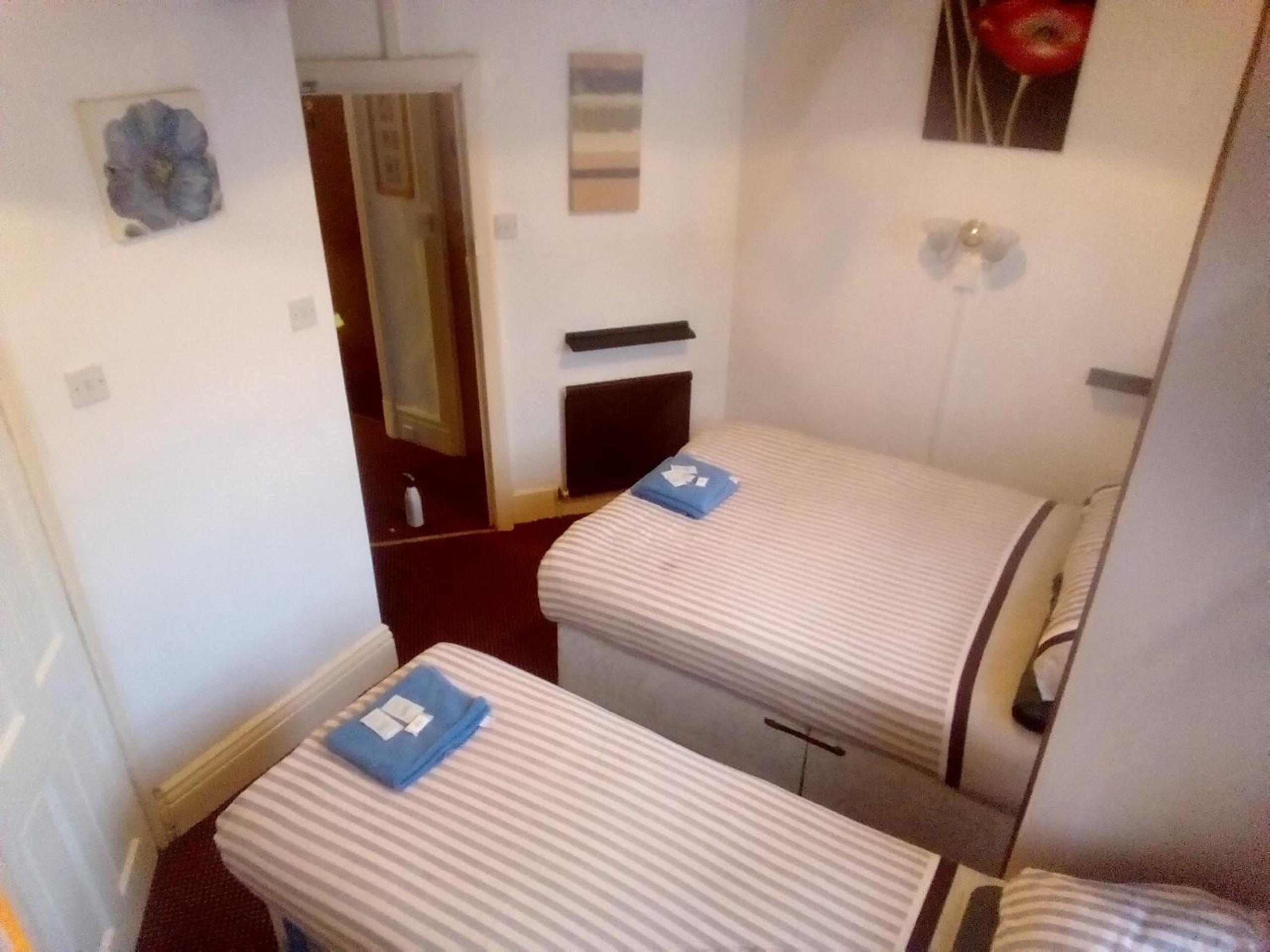 Triple Room with Private Bathroom - Photo 11