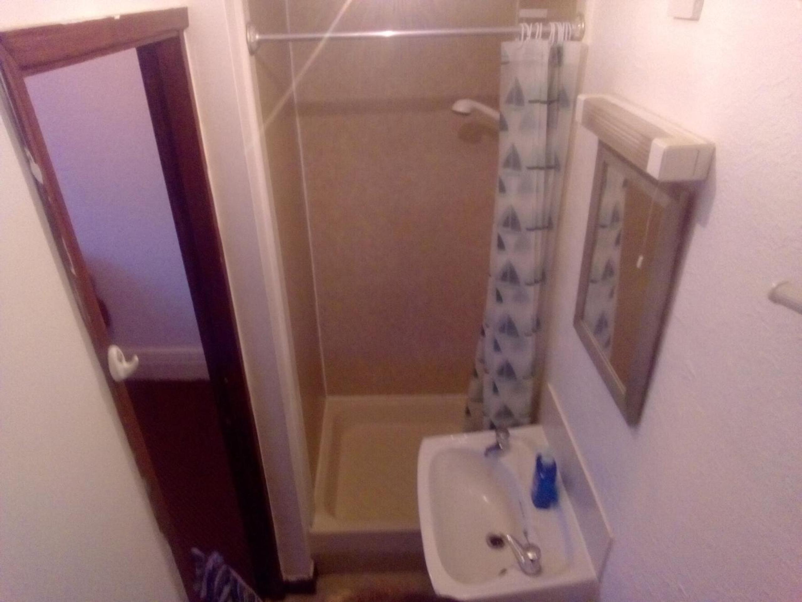 Double Room with Private Bathroom - Photo 12