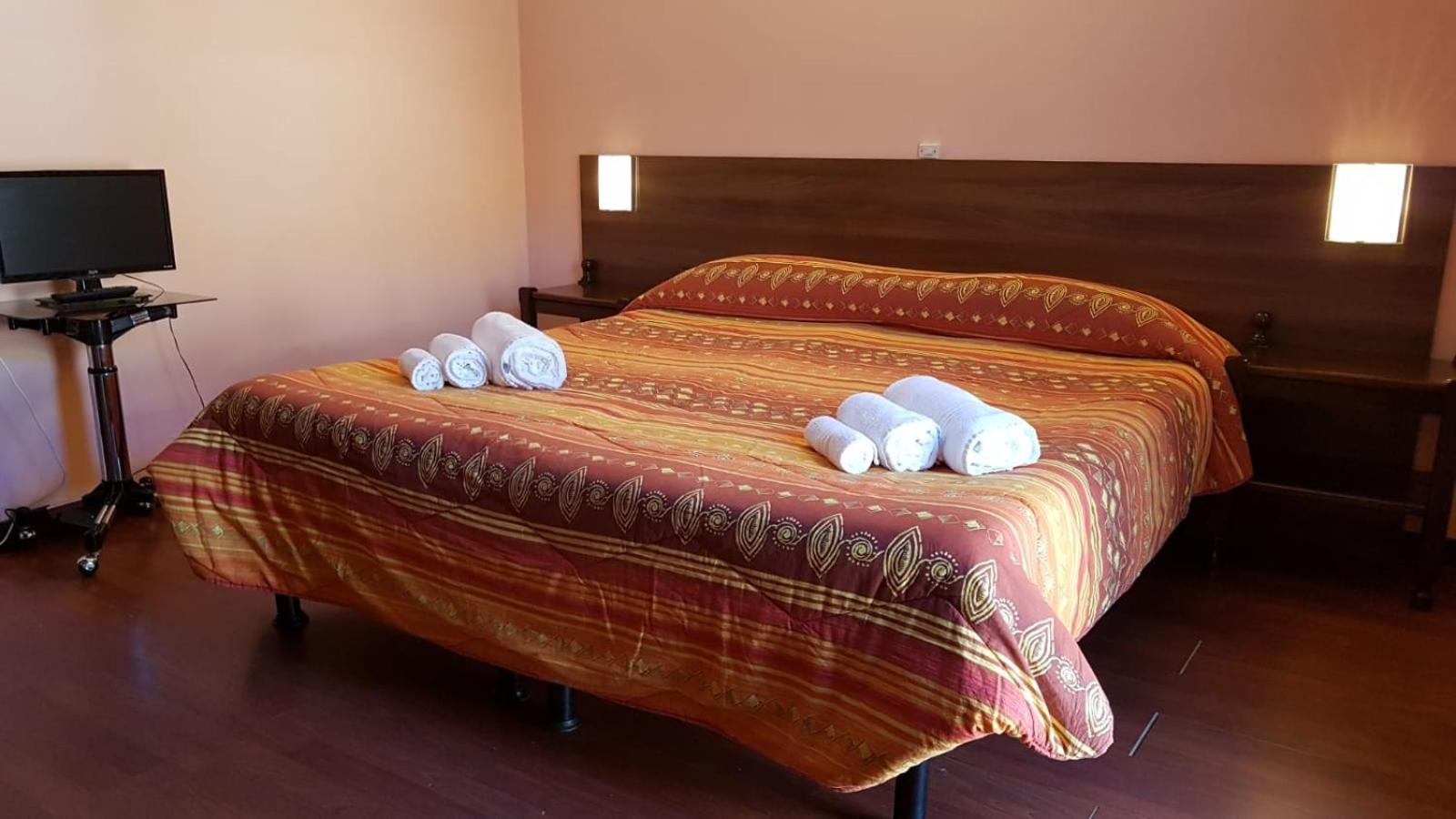 Double or Twin Room with Private Bathroom photo 3