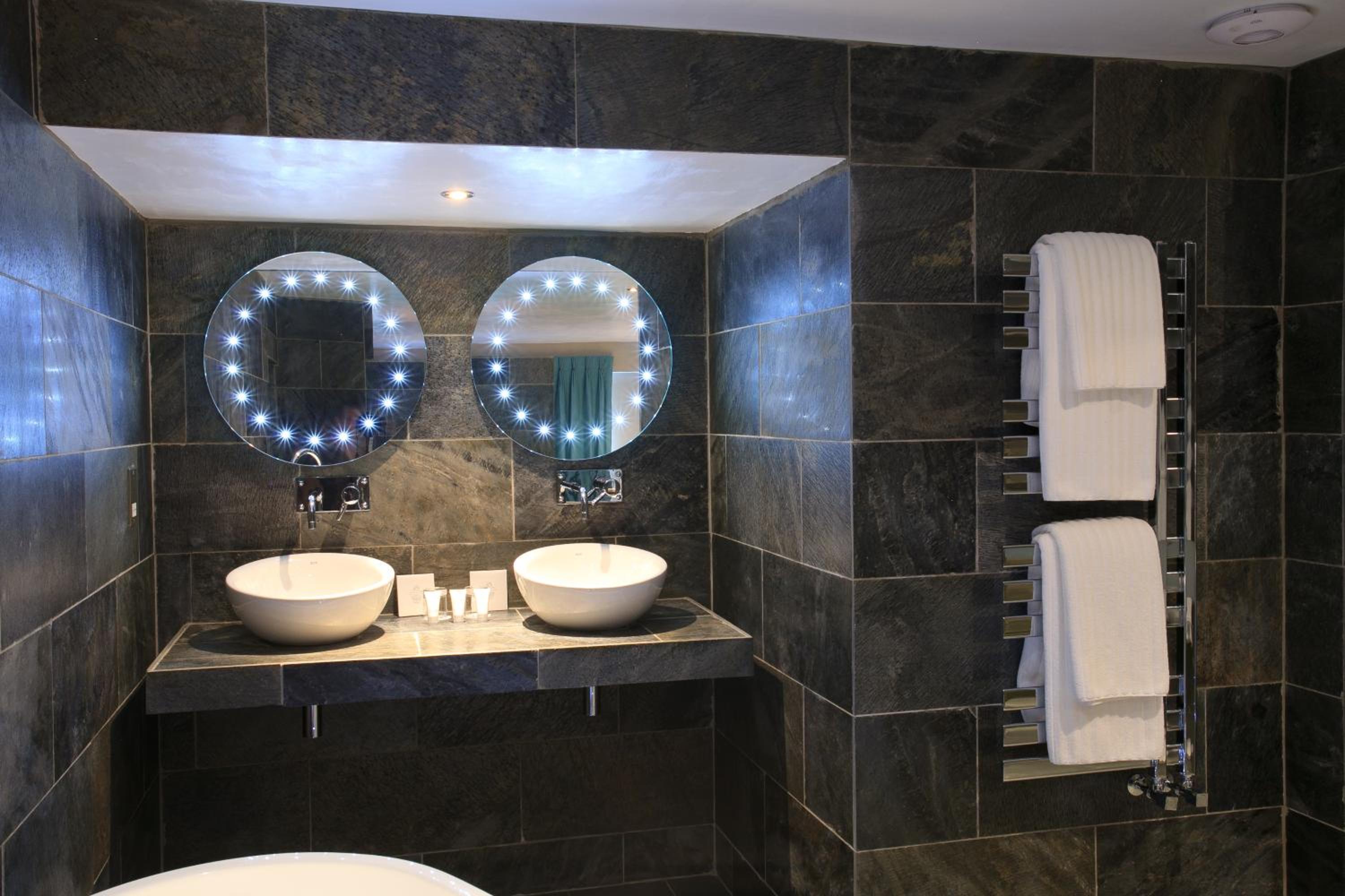 Suite with King Bed - Photo 3