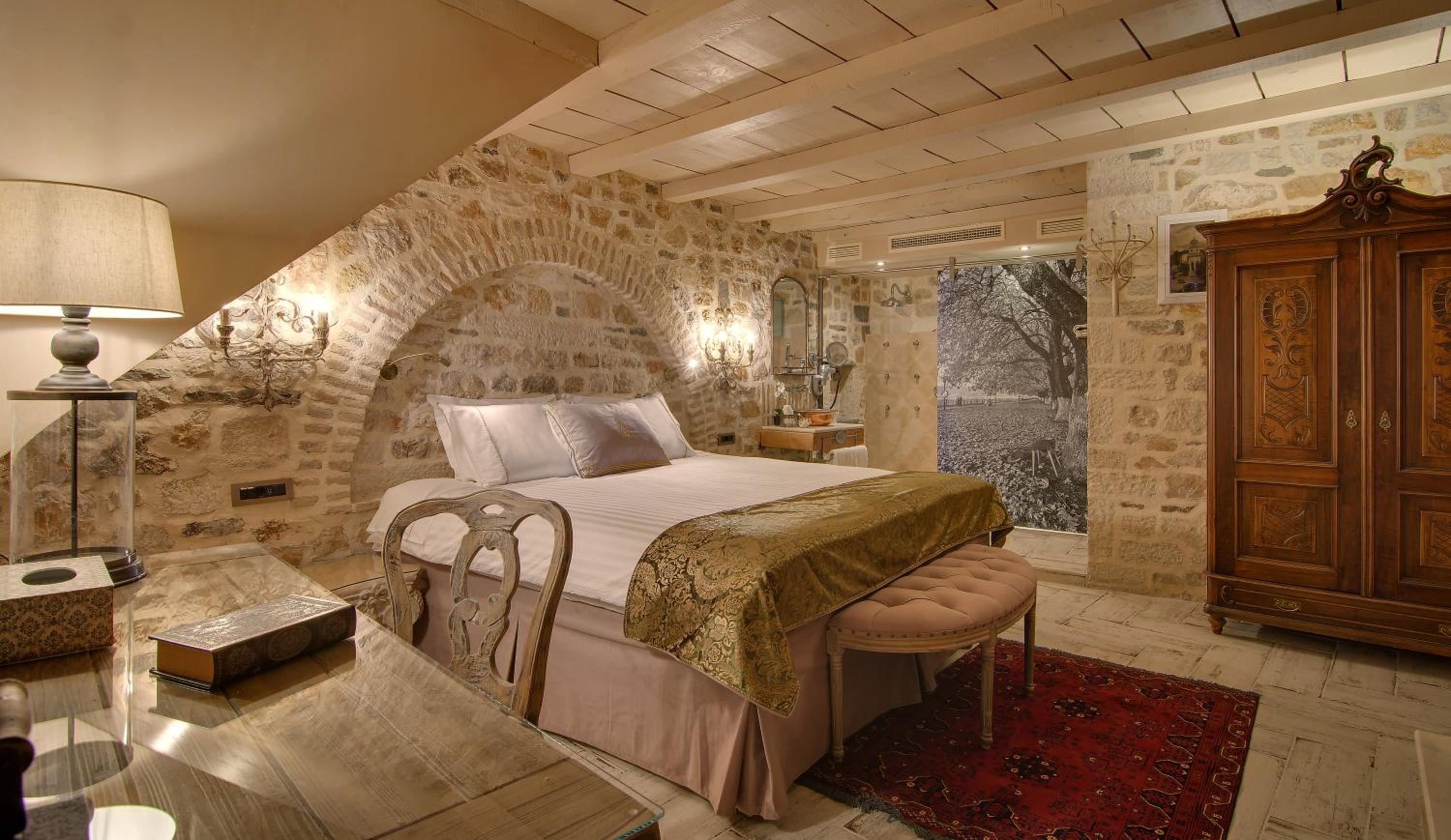 Deluxe King Room - Photo 1
