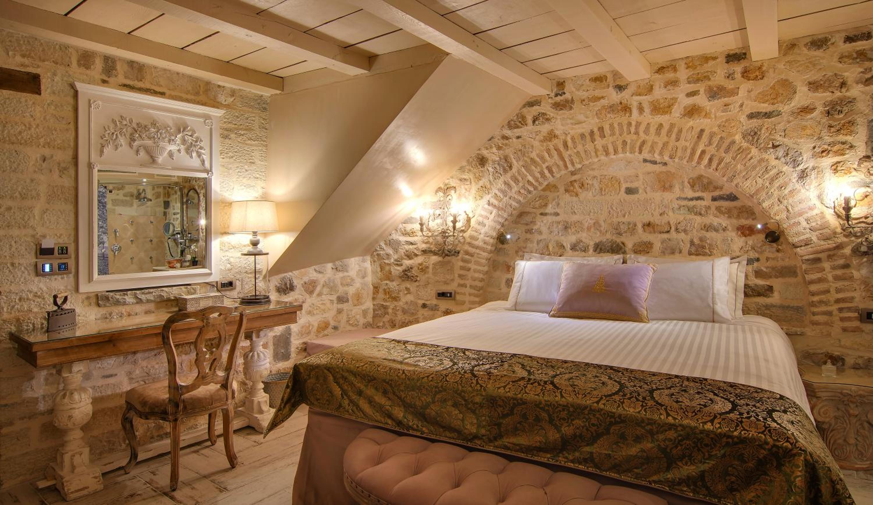 Deluxe King Room - Photo 2