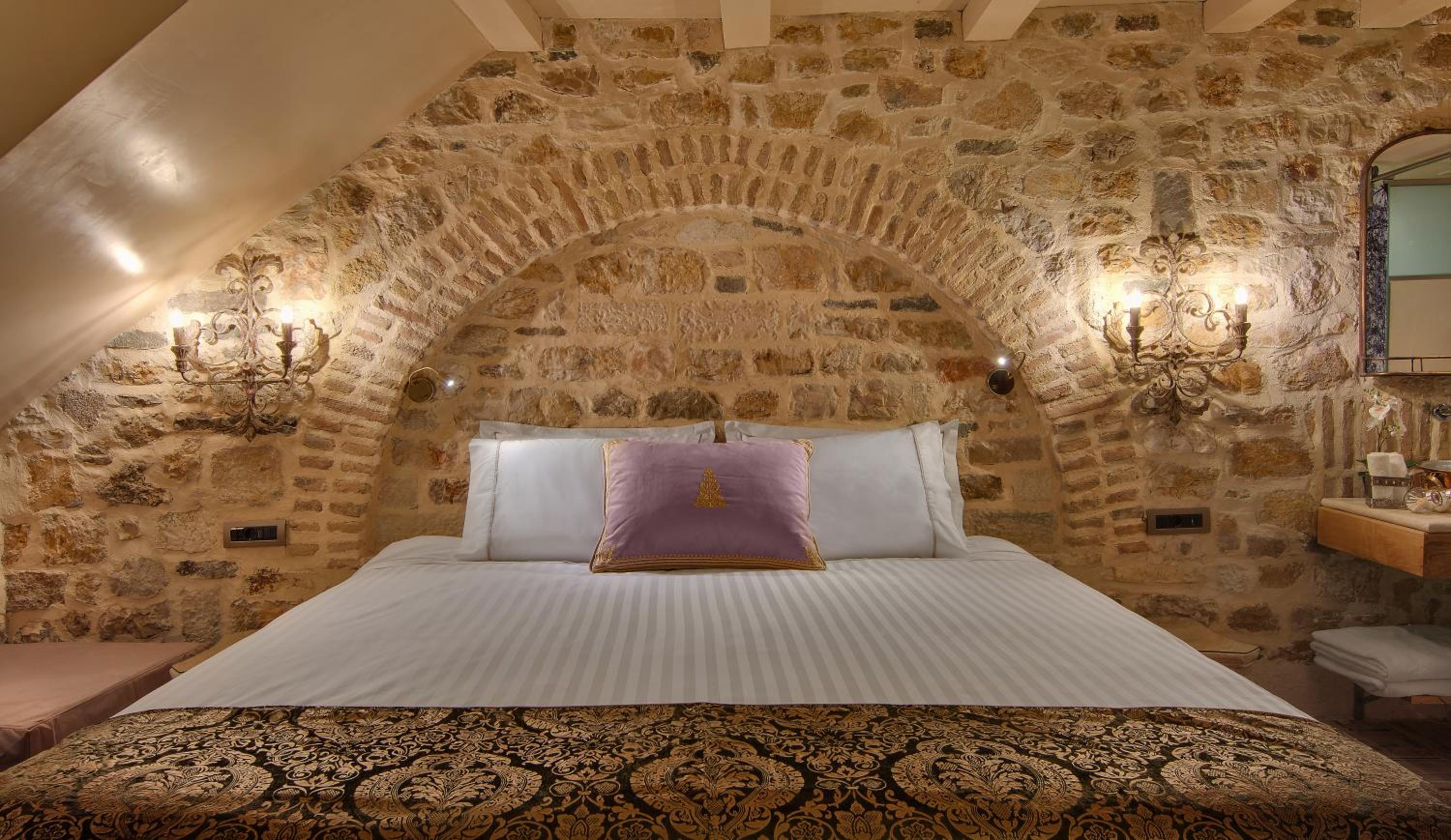 Deluxe King Room - Photo 6