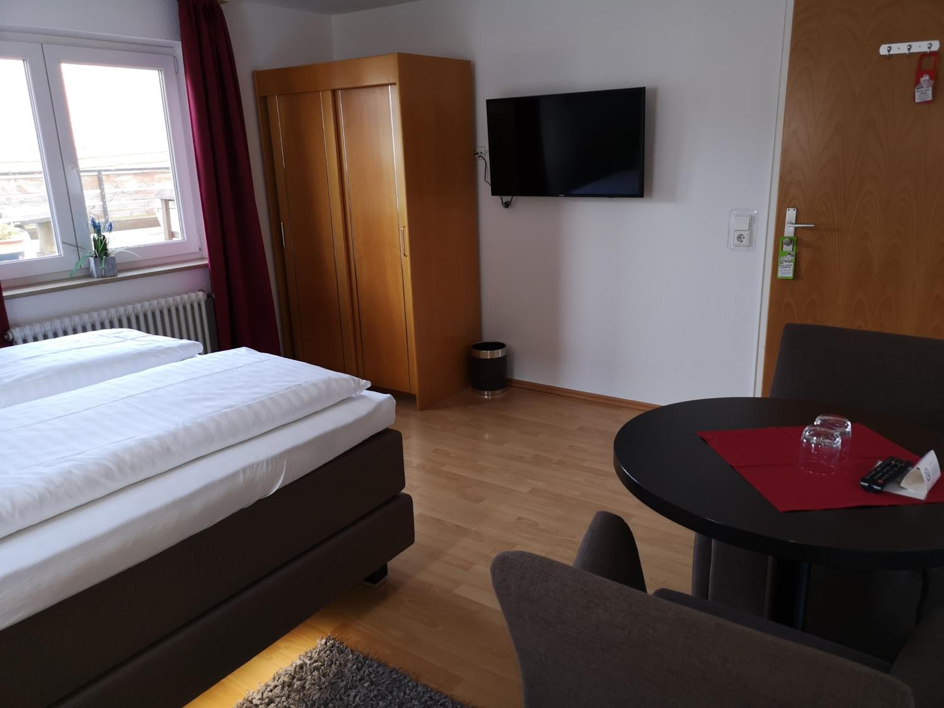 Standard Double Room - Photo 9