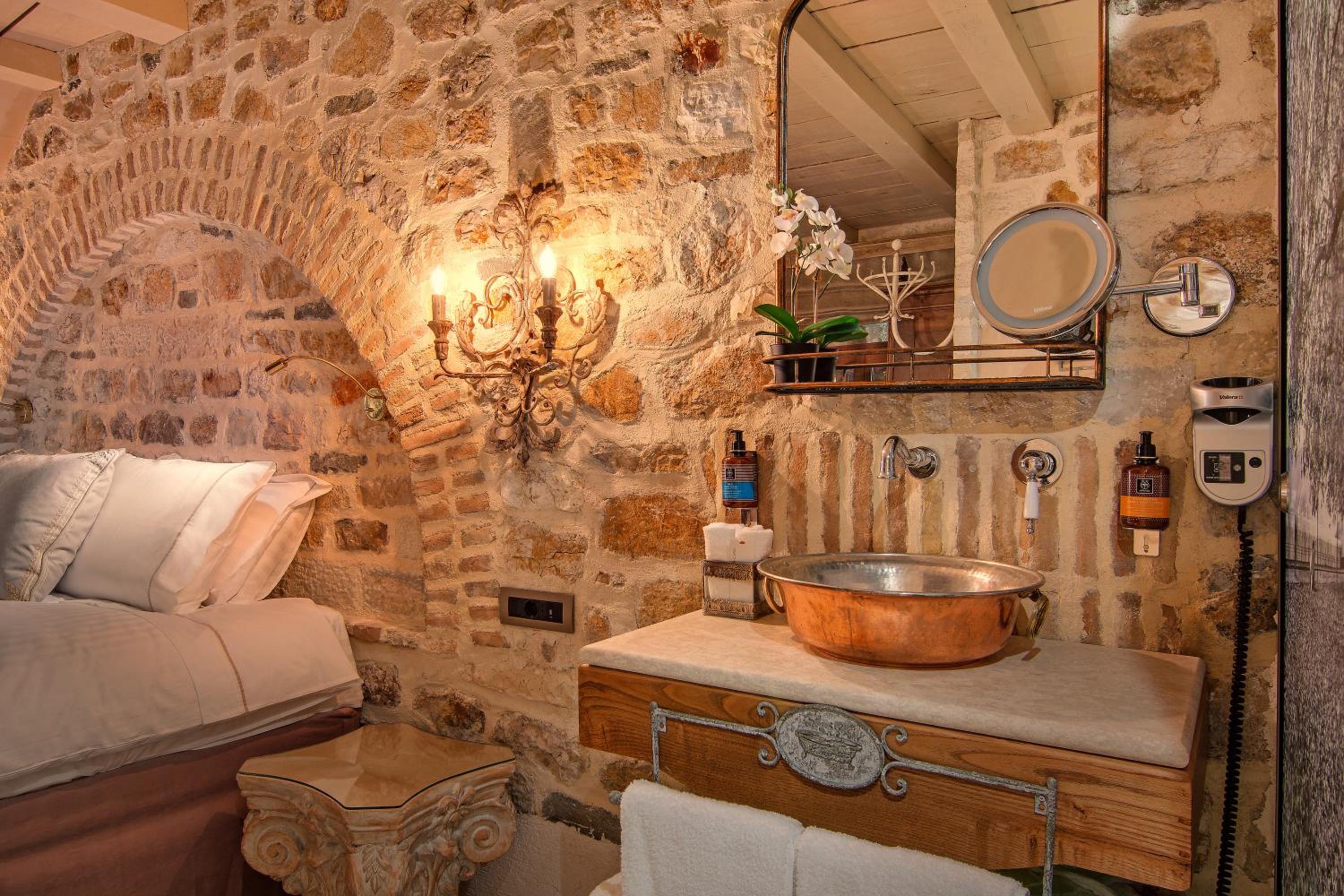 Deluxe King Room - Photo 4