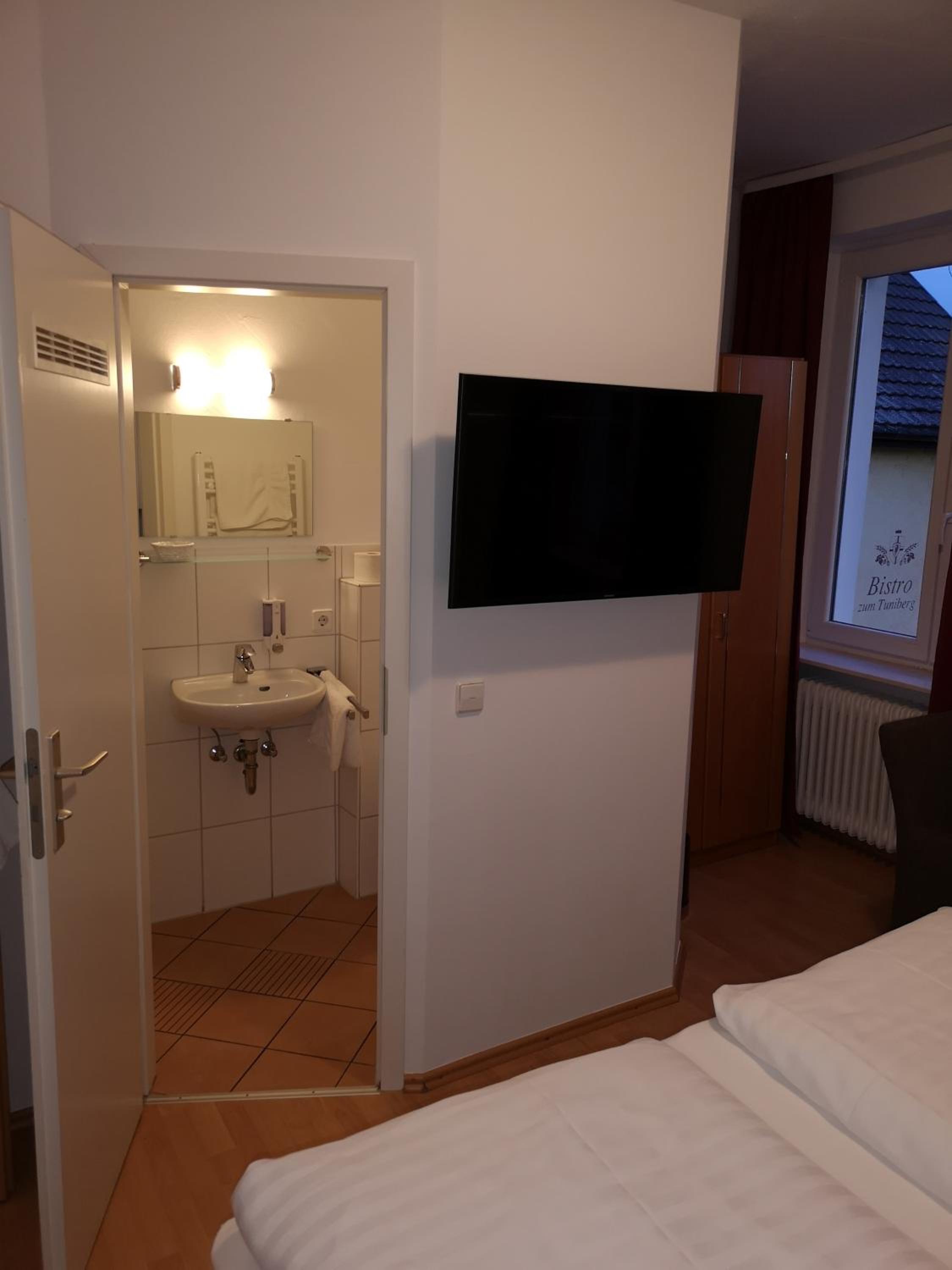 Standard Double Room - Photo 8
