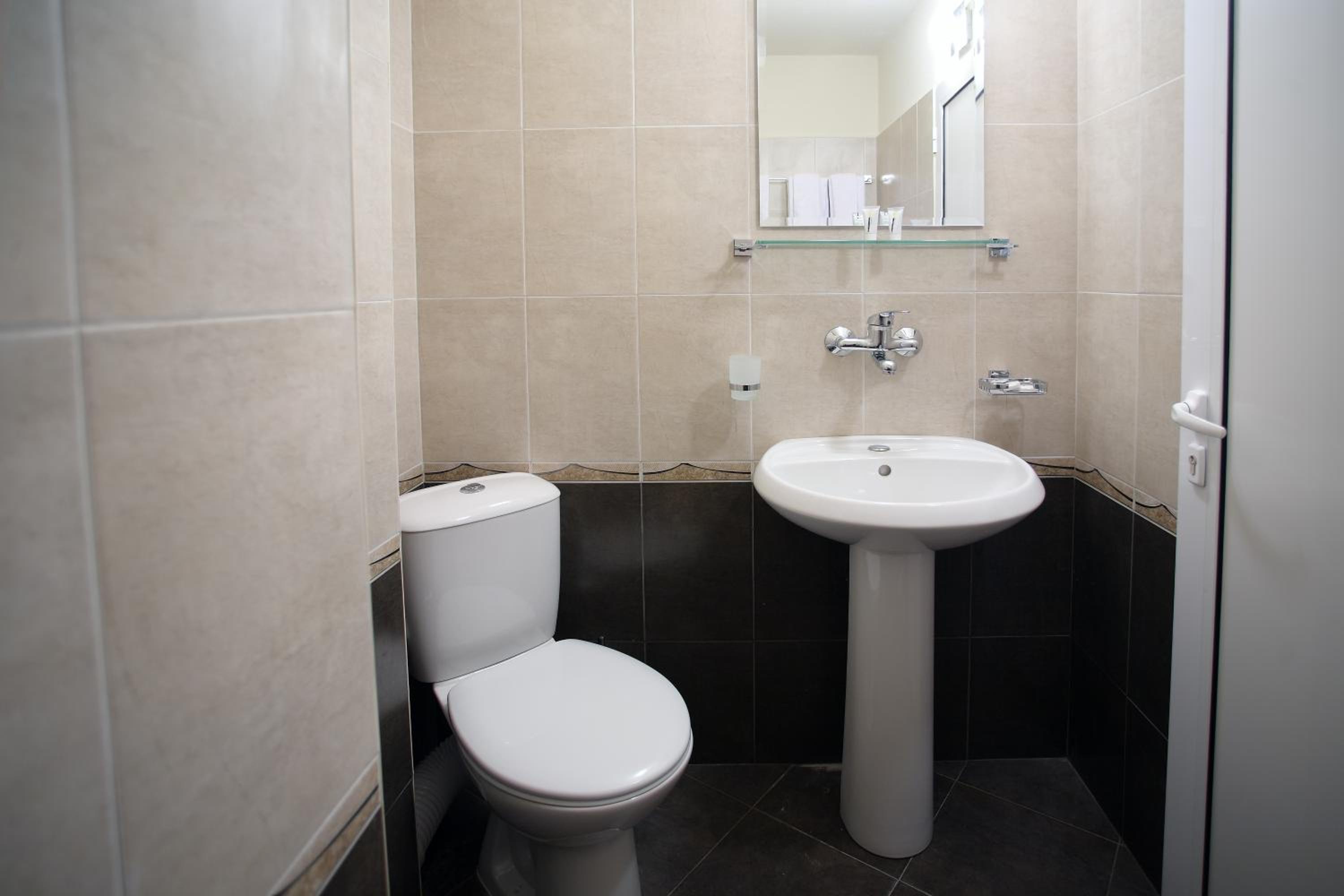 Double or Twin Room - Photo 4