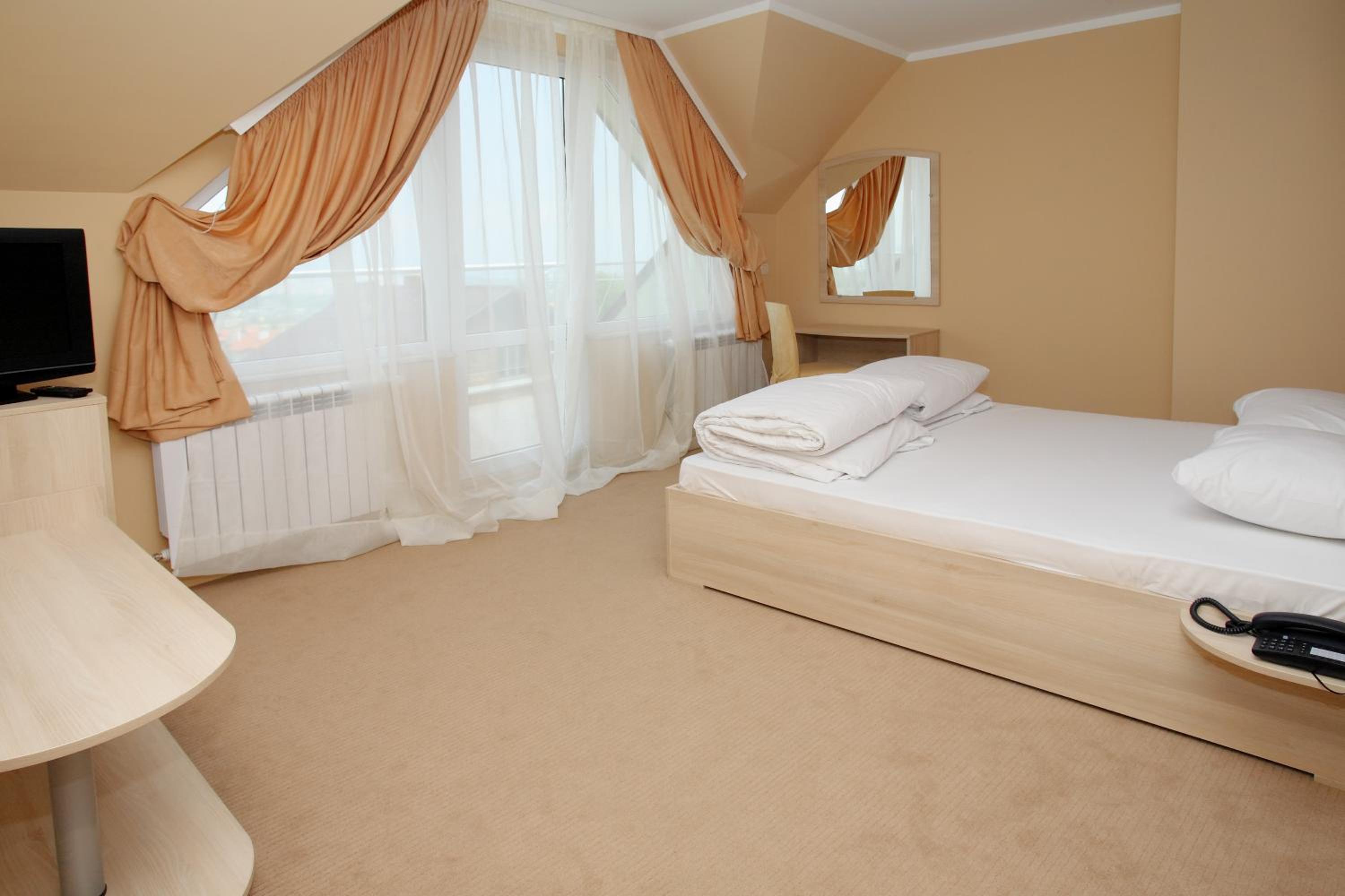 Double or Twin Room - Photo 6