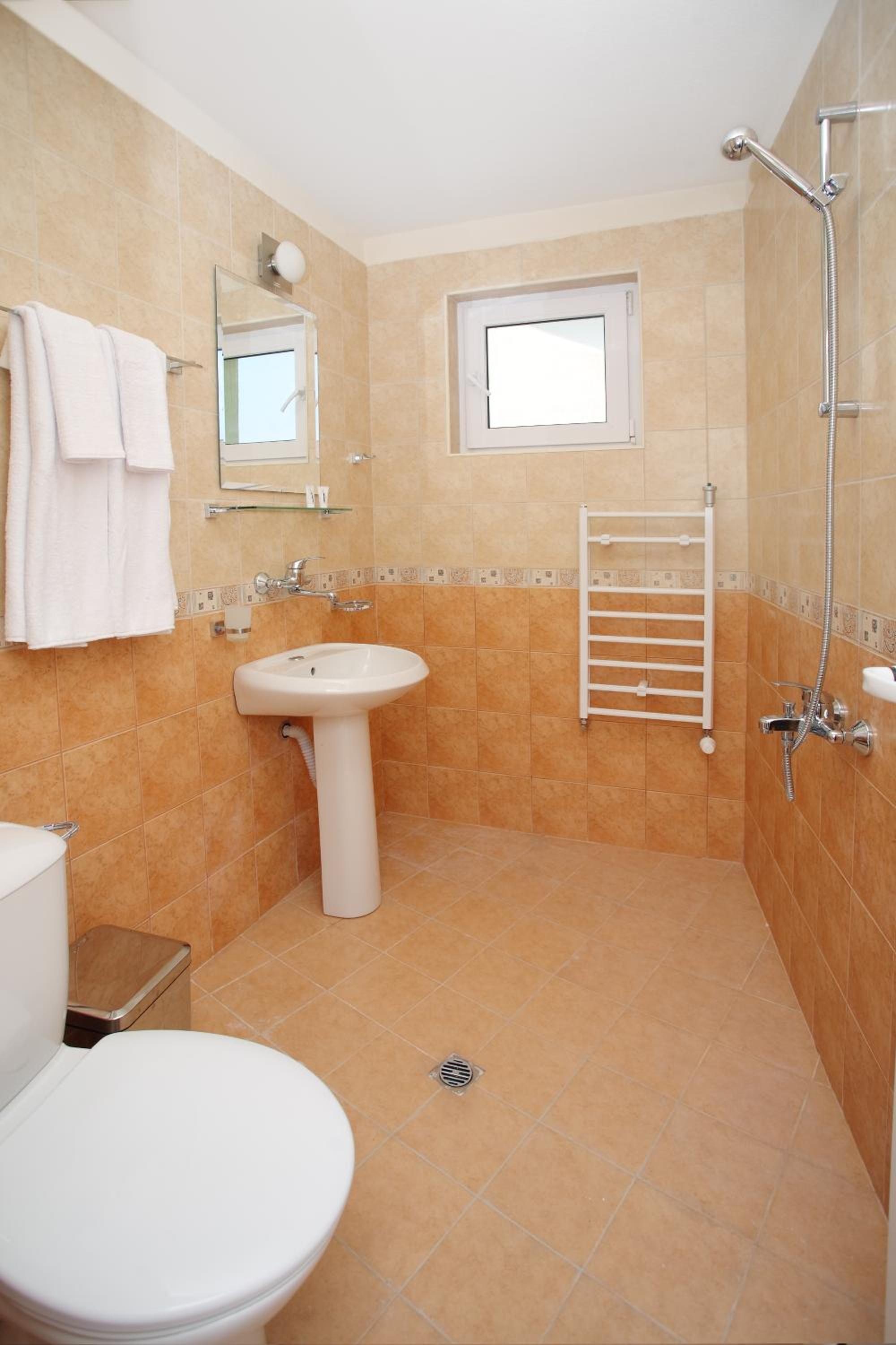 Suite - Photo 4