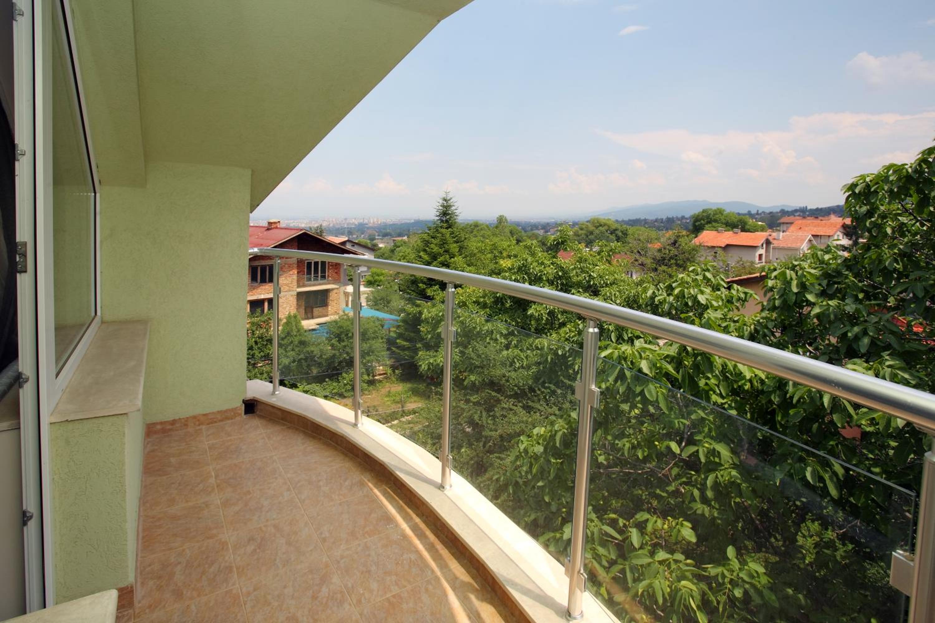 Apartment with Balcony - Photo 5