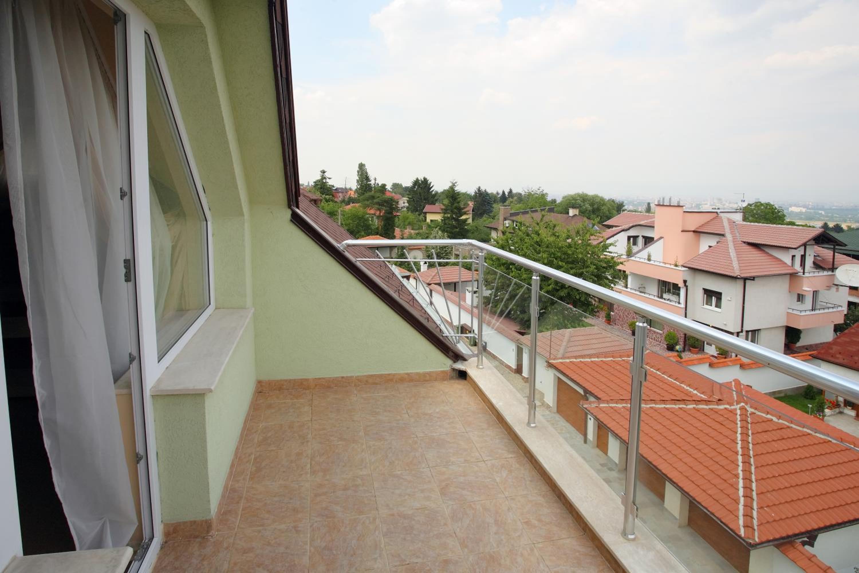 Apartment with Balcony - Photo 2