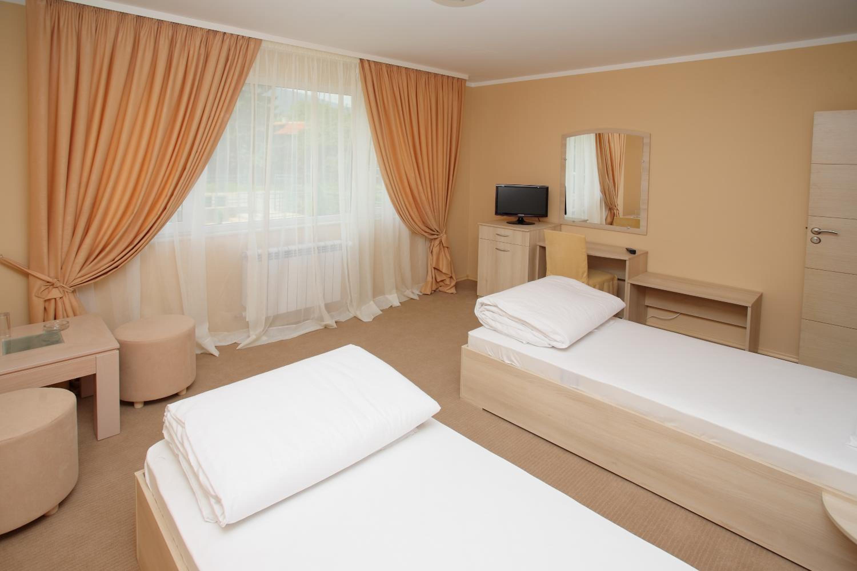 Double or Twin Room - Photo 9