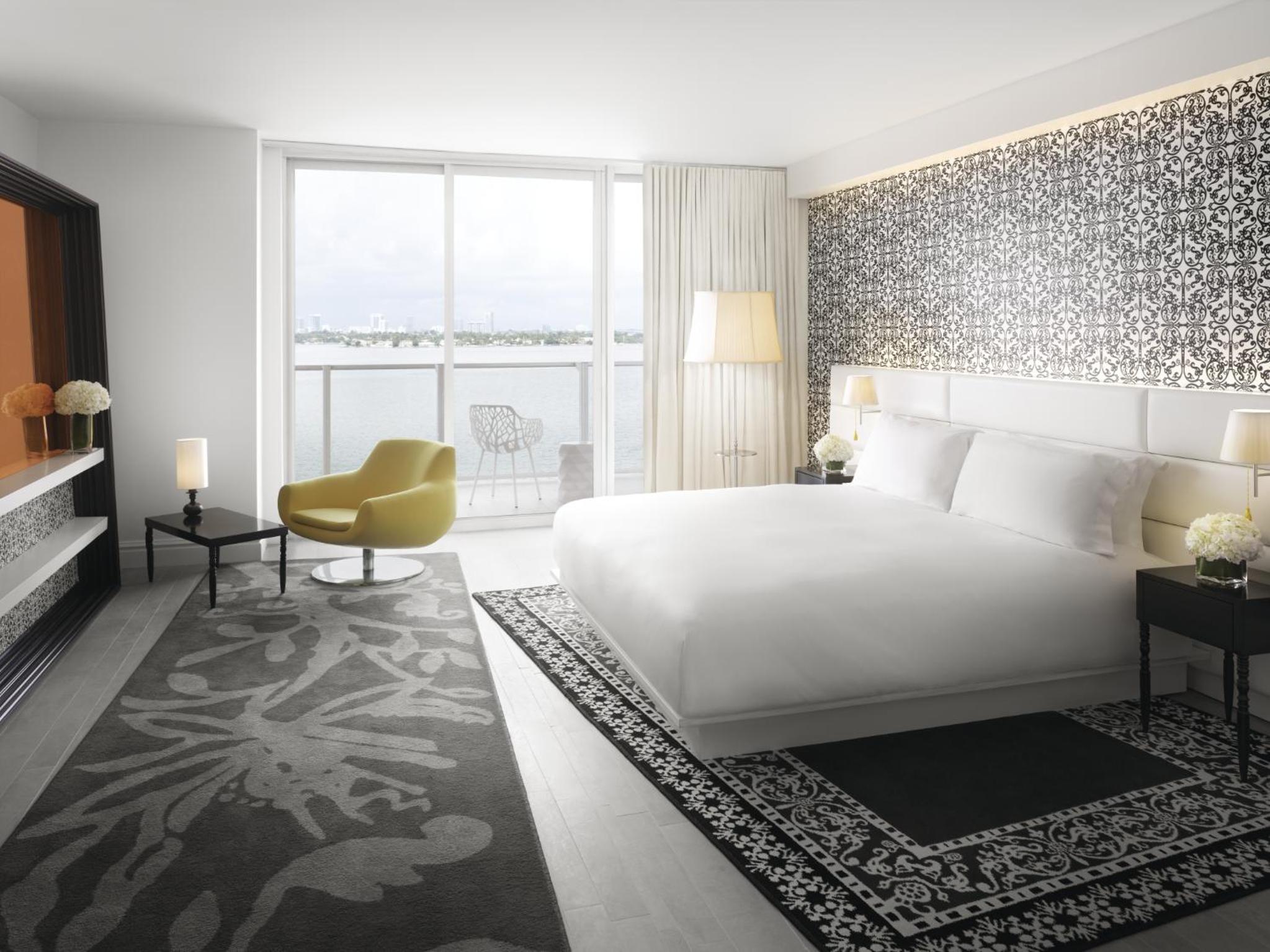 Deluxe Bay View Studio Suite w Balcony - Photo 4