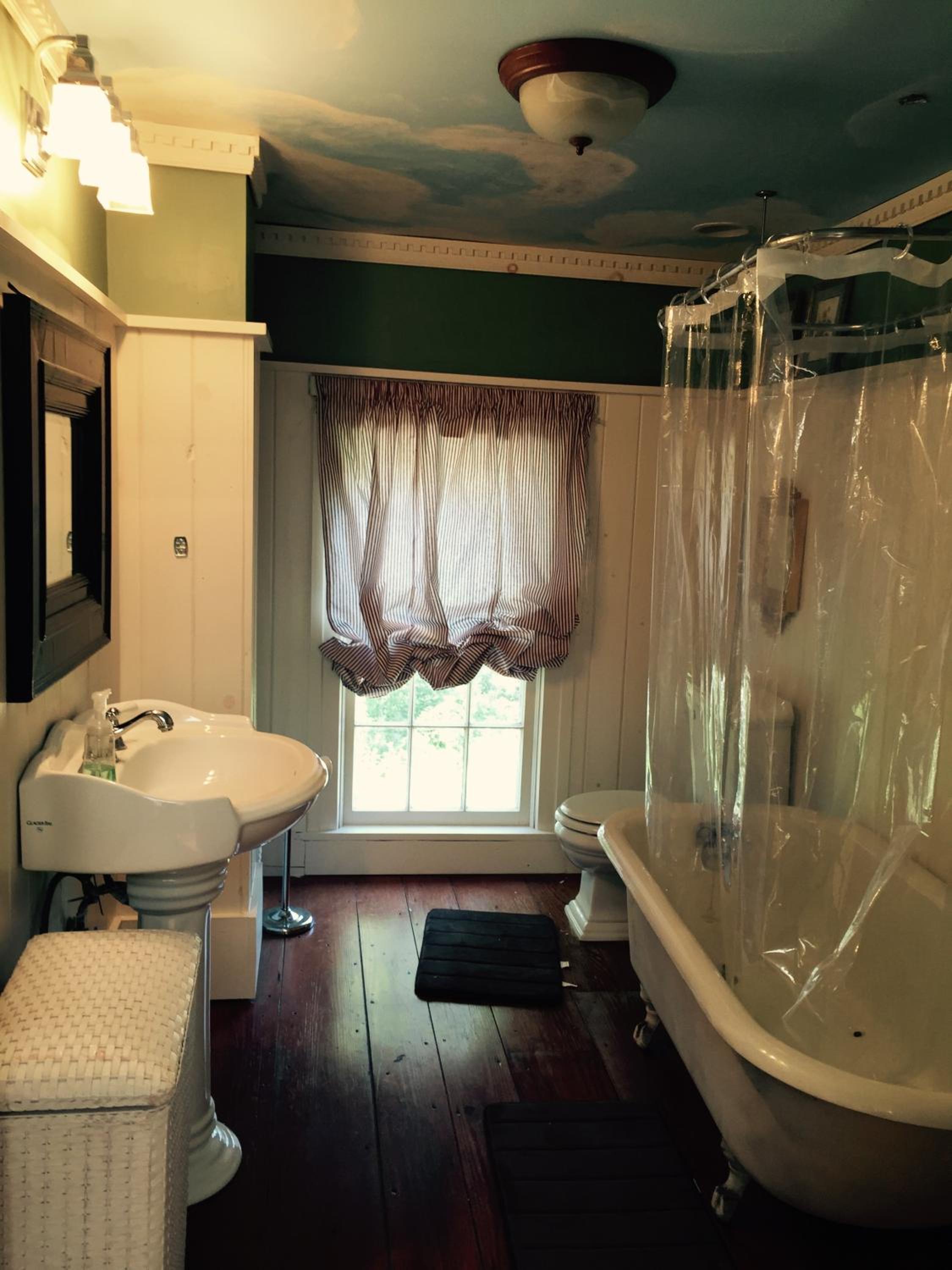 Five-Bedroom House - Photo 13