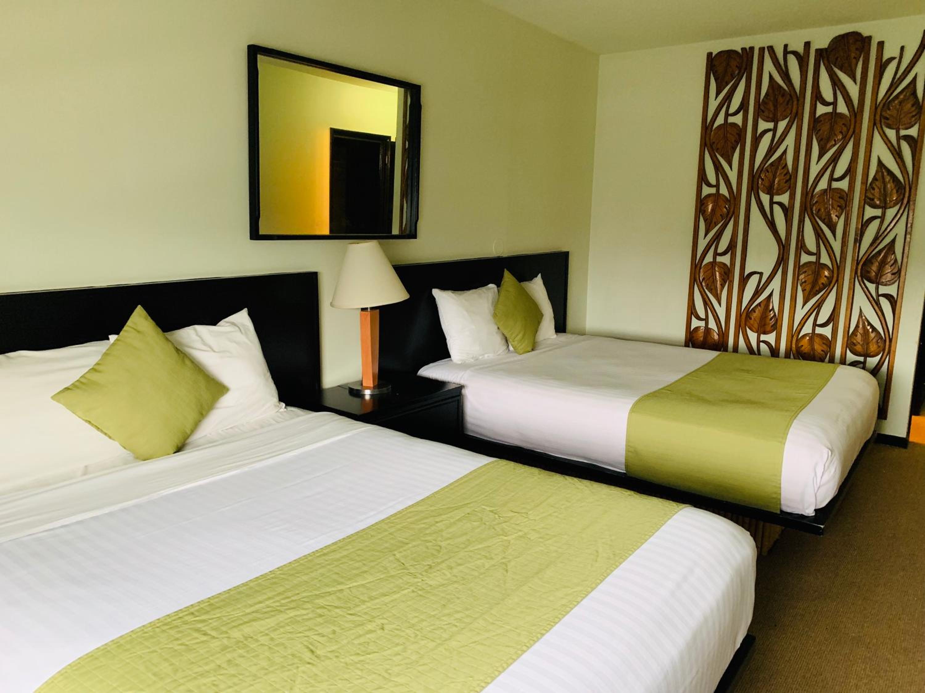 Queen Room with Two Queen Beds photo 3