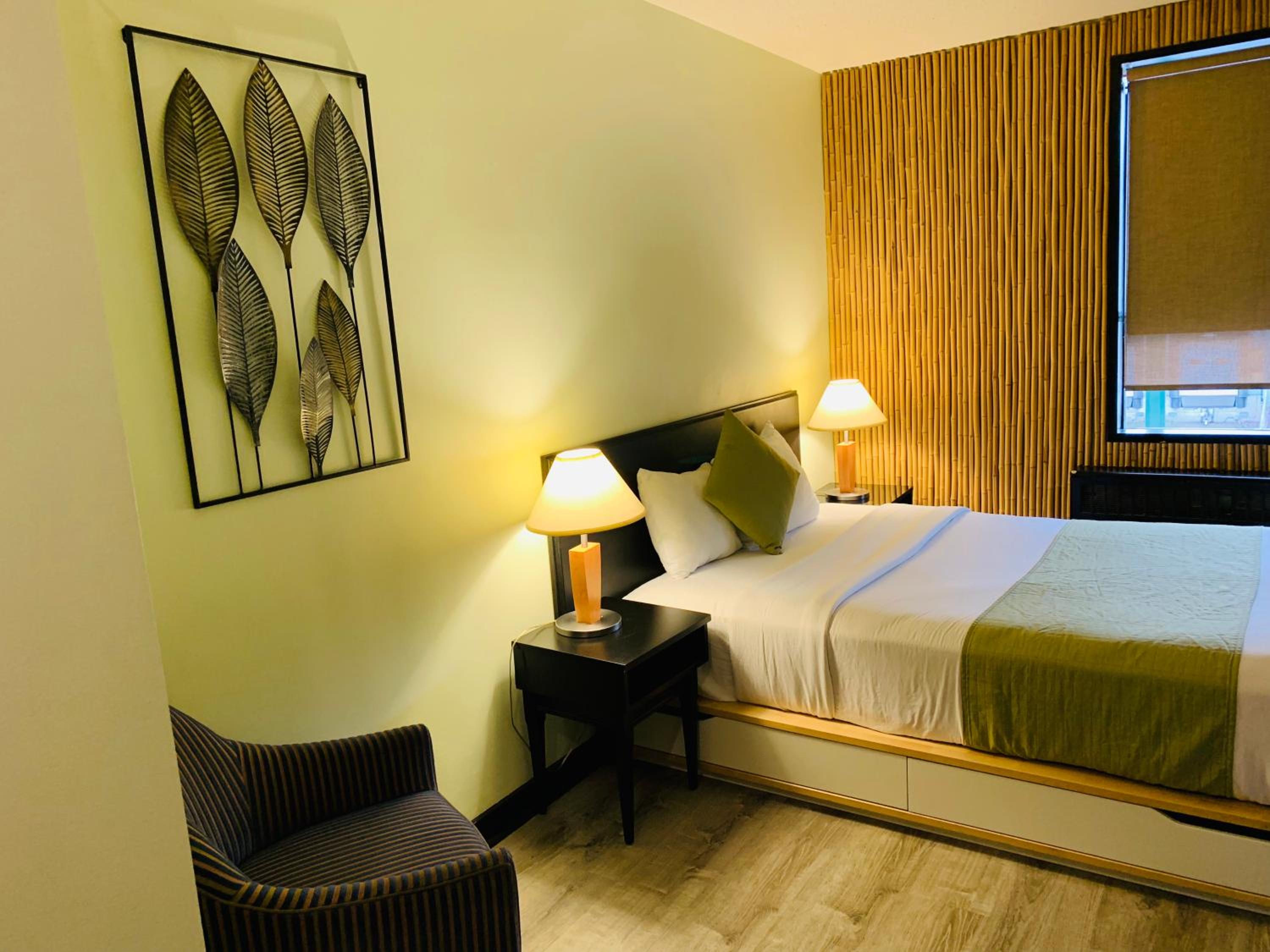 Queen Room photo 2