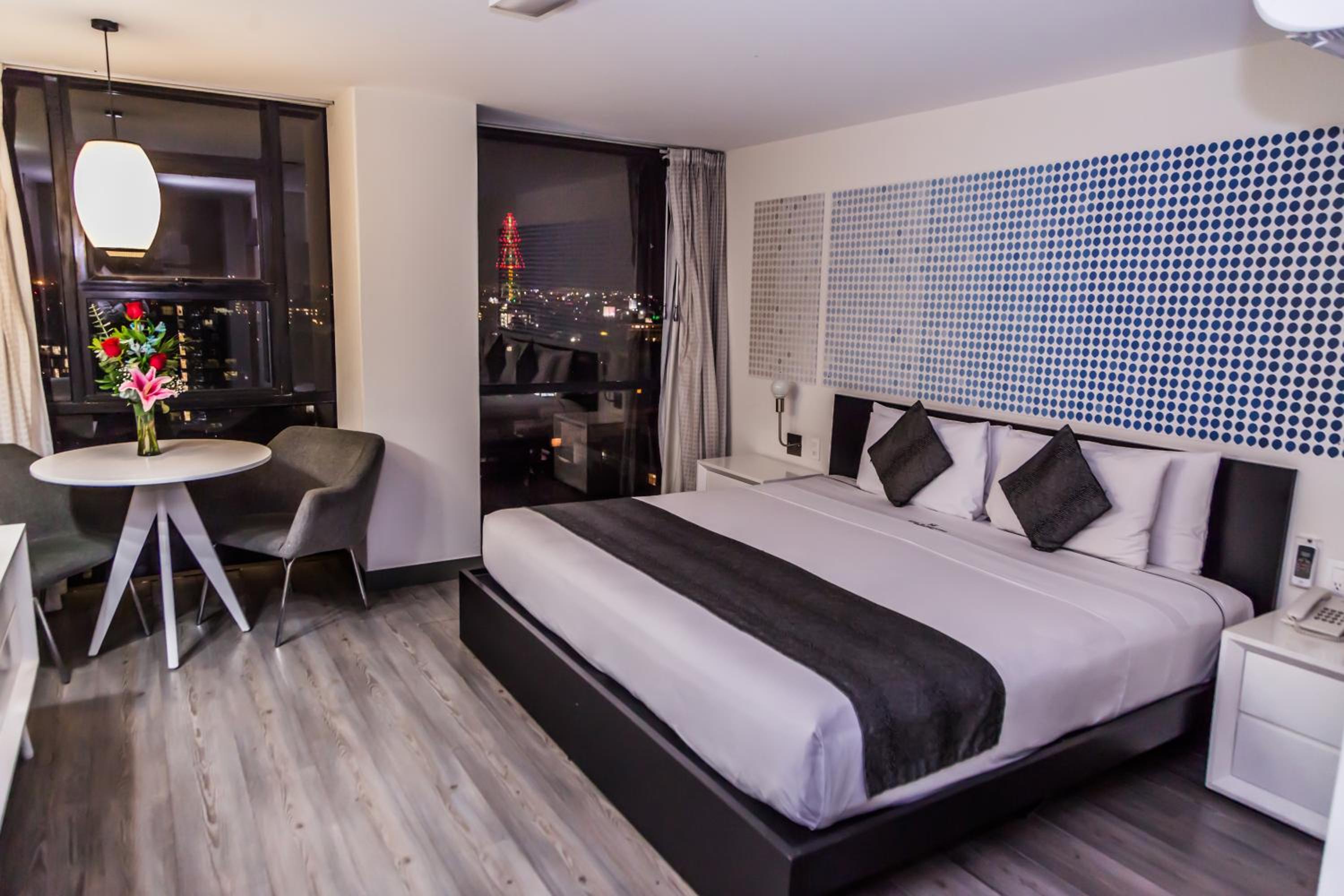 Deluxe King Room - Photo 7
