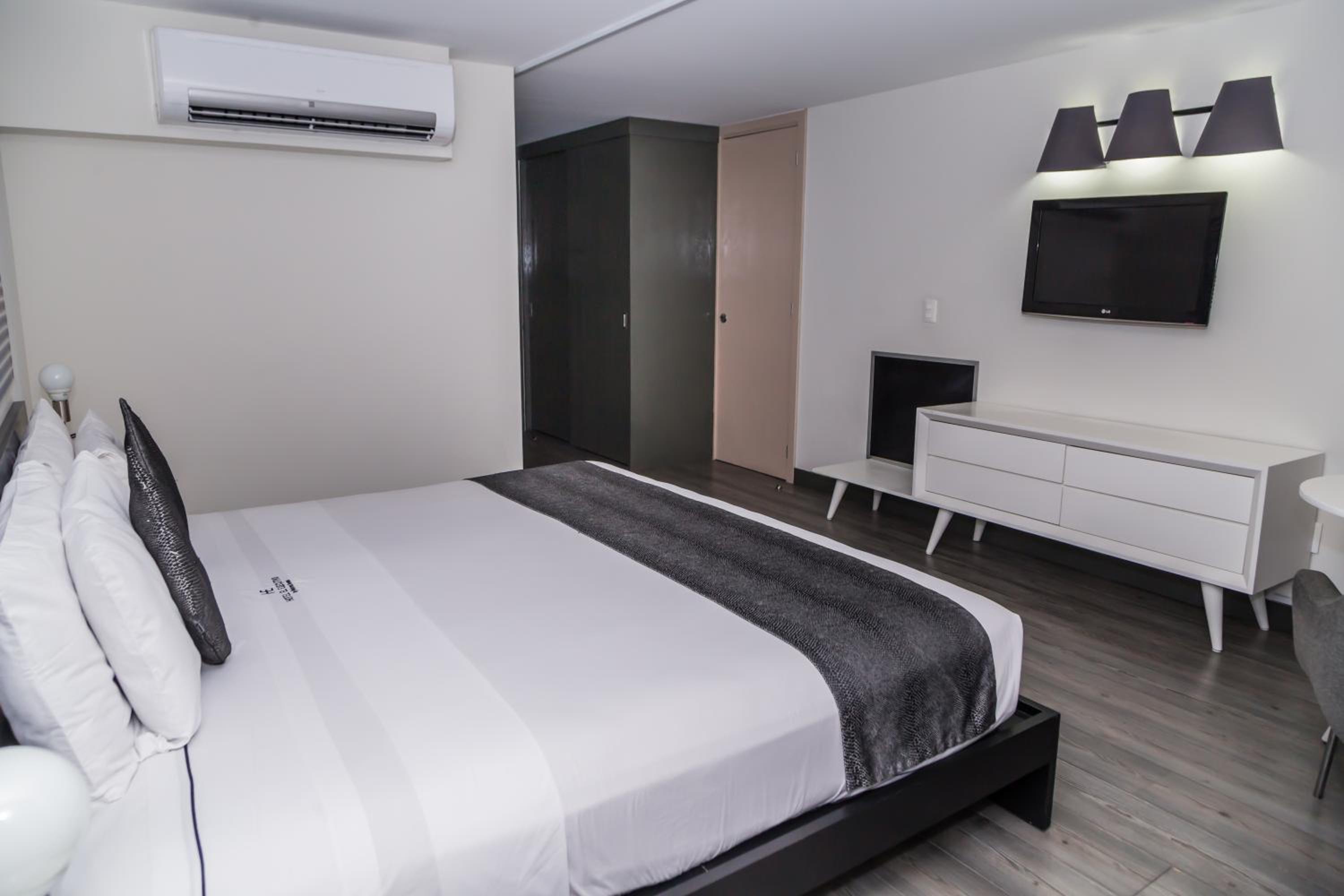 Deluxe King Room - Photo 8