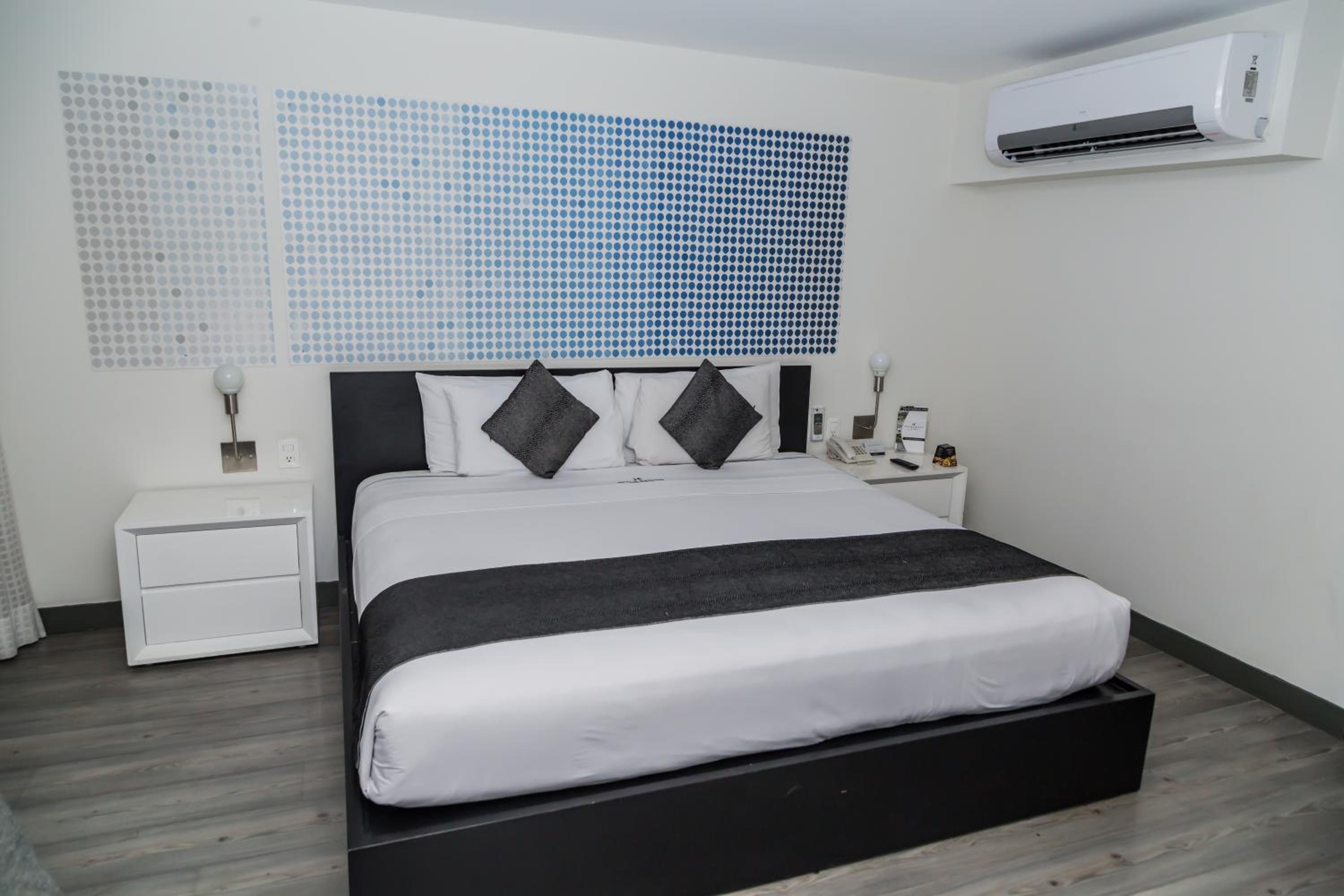 Deluxe King Room - Photo 9