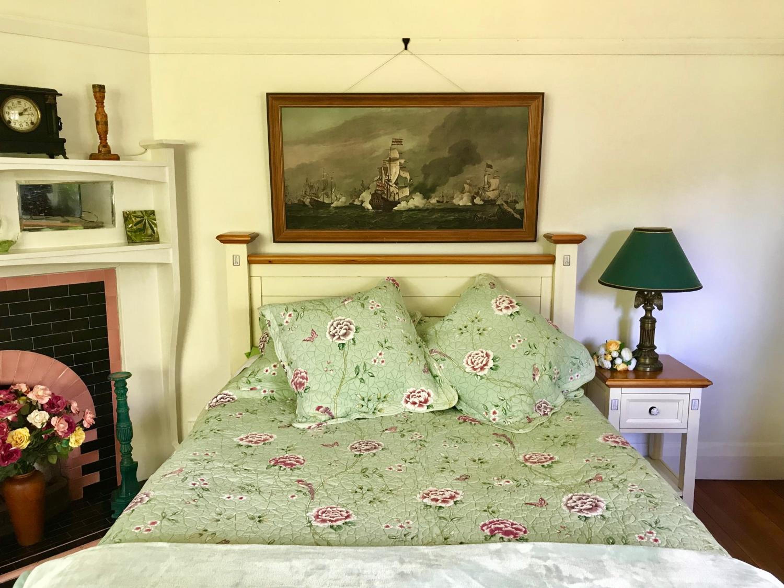 Deluxe Queen Room - Photo 7