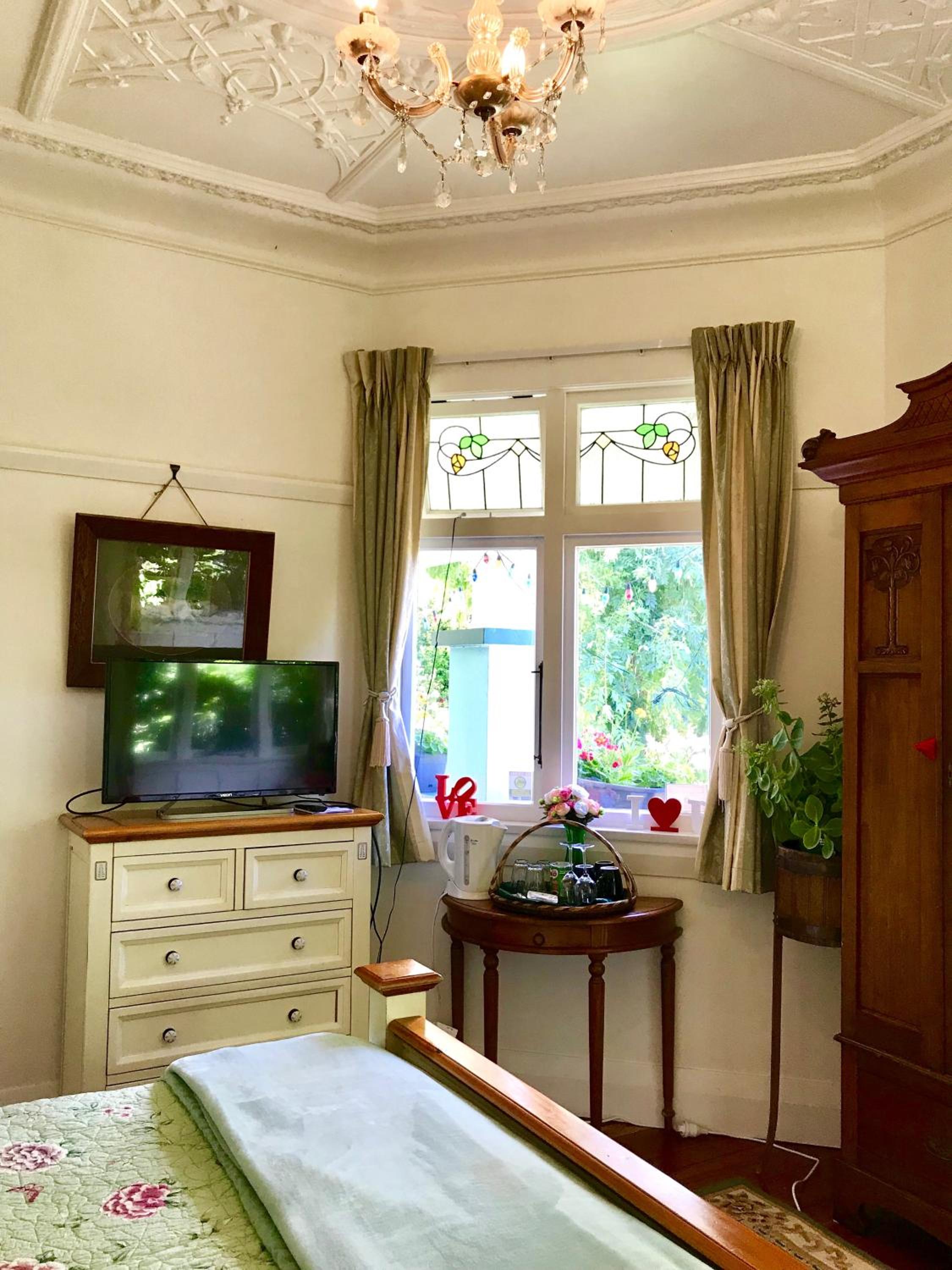 Deluxe Queen Room - Photo 10