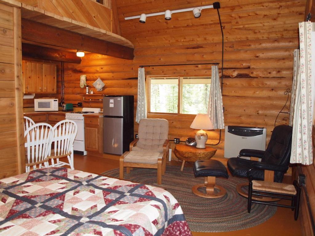 Family Room with Lake View photo 2