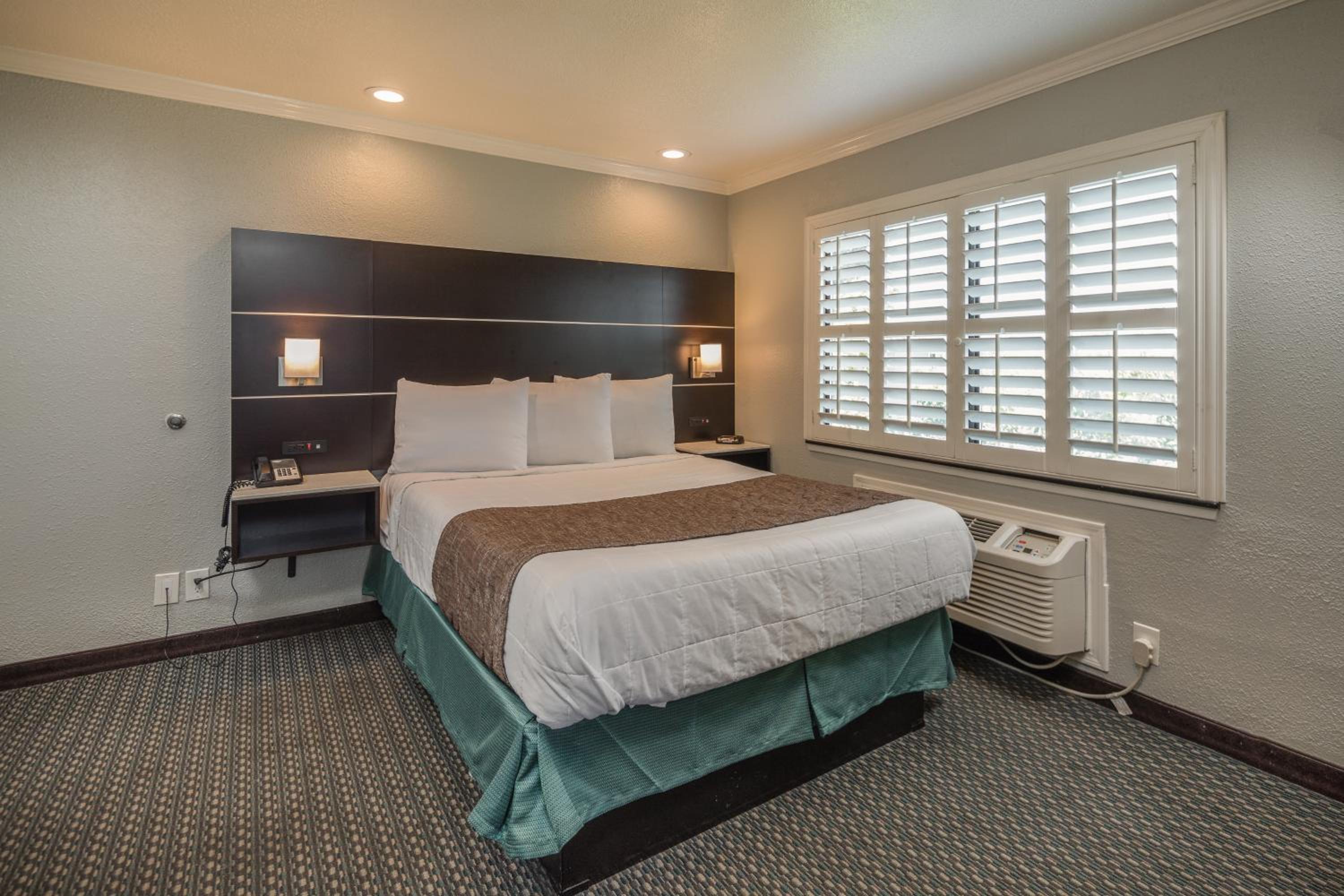 Queen Room - Photo 1