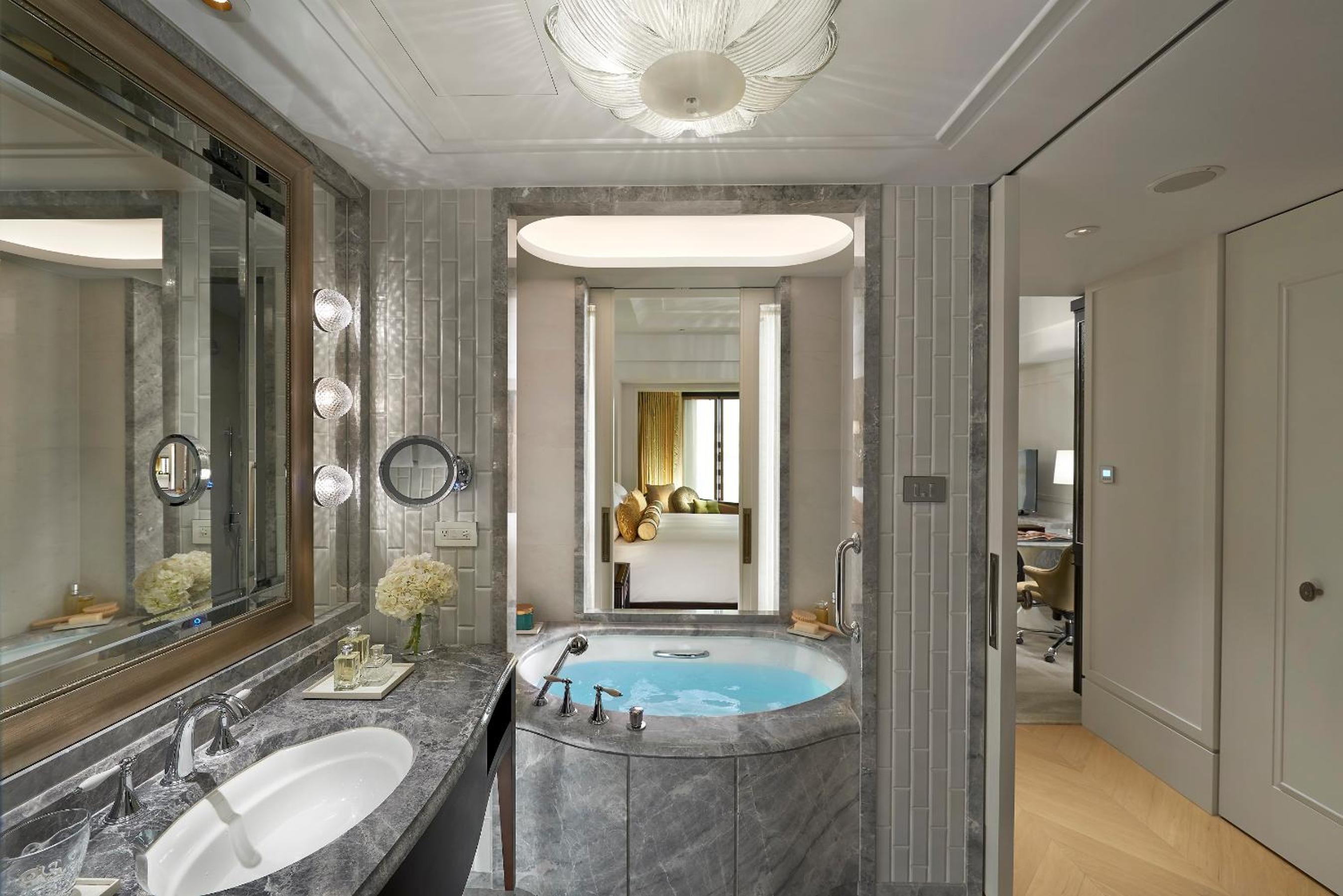 Deluxe King Room photo 2