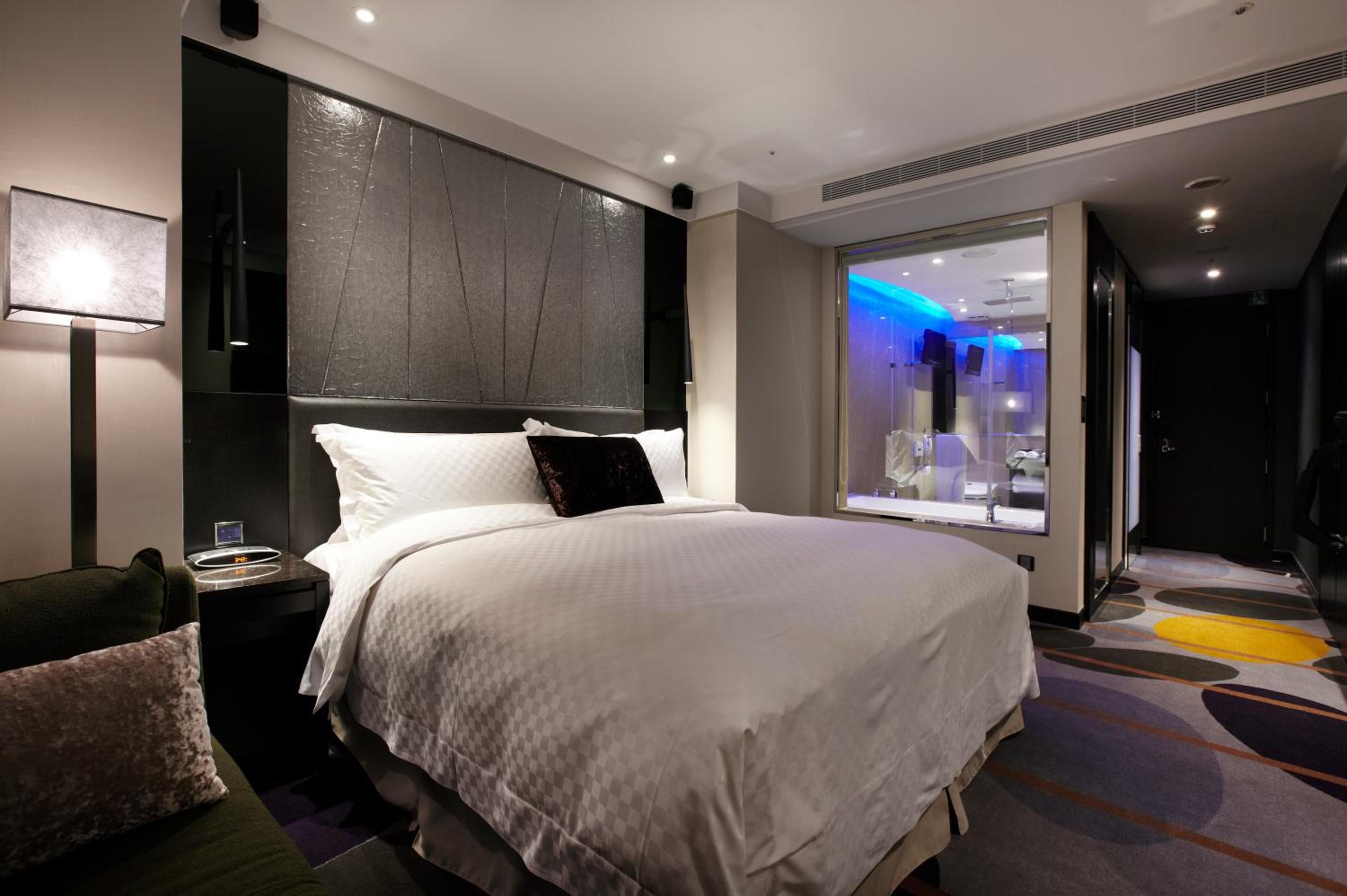 Premium King Room photo 3