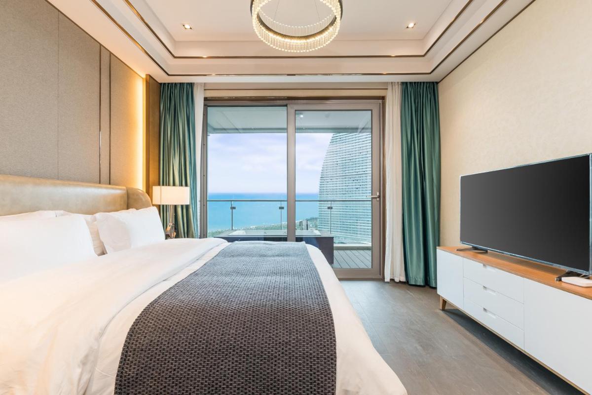 Deluxe Two-Bedroom Suite with Sea View photo 1