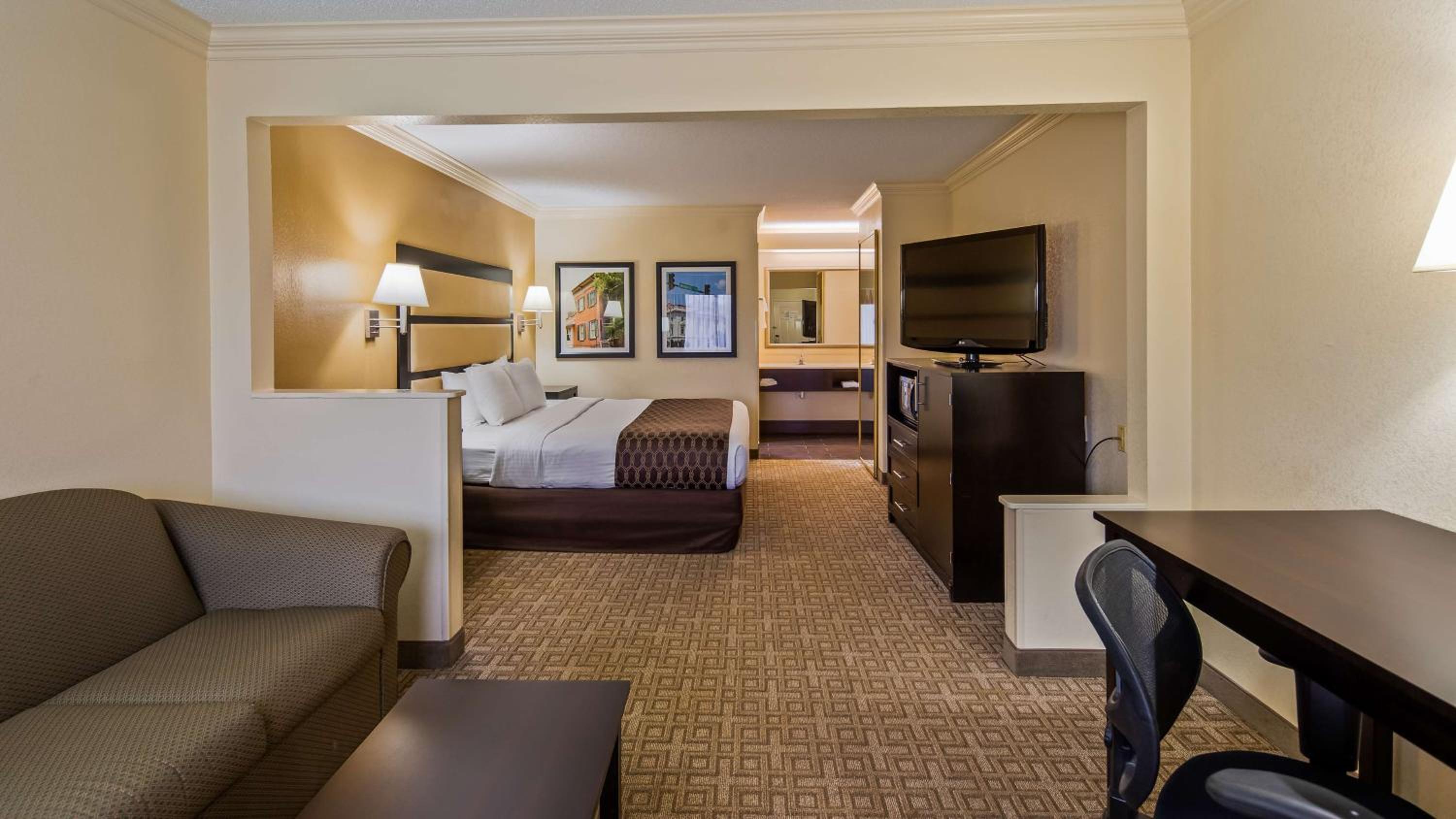 King Suite with Sofa Bed - Non-Smoking - Photo 1