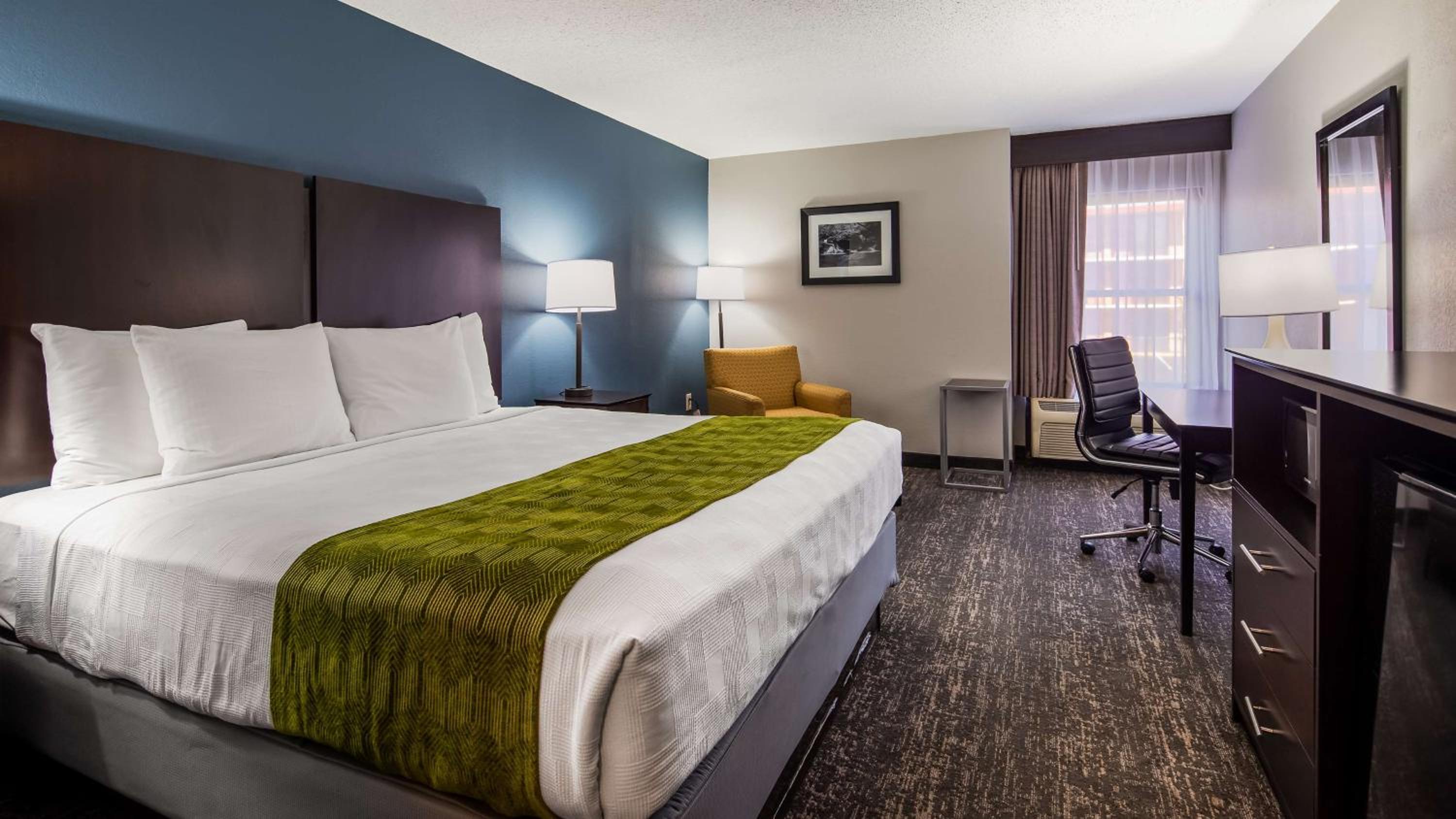 King Room with Walk-In Shower - Mobility Access - Photo 1