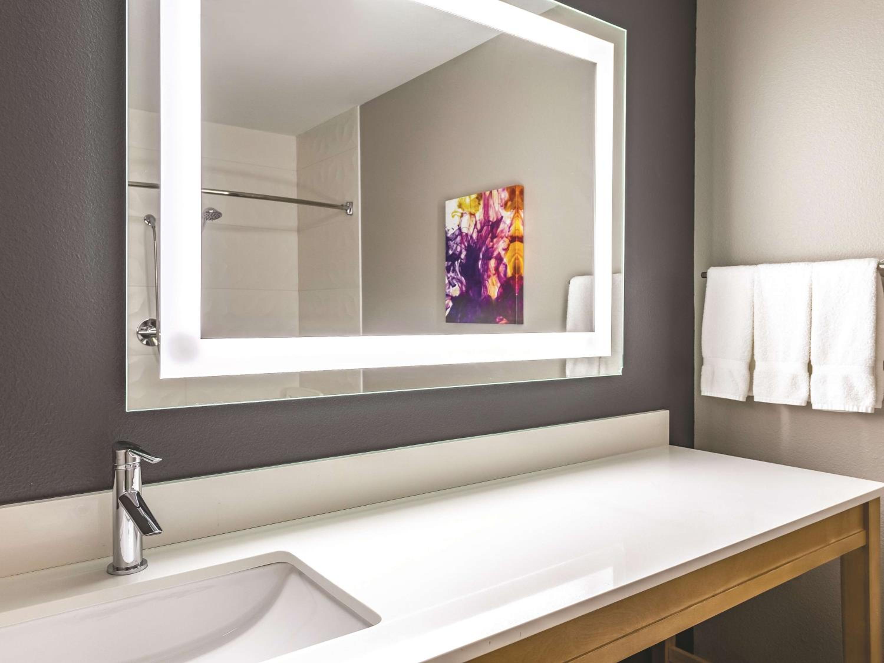 Queen Room with Two Queen Beds - Disability Access - Photo 6