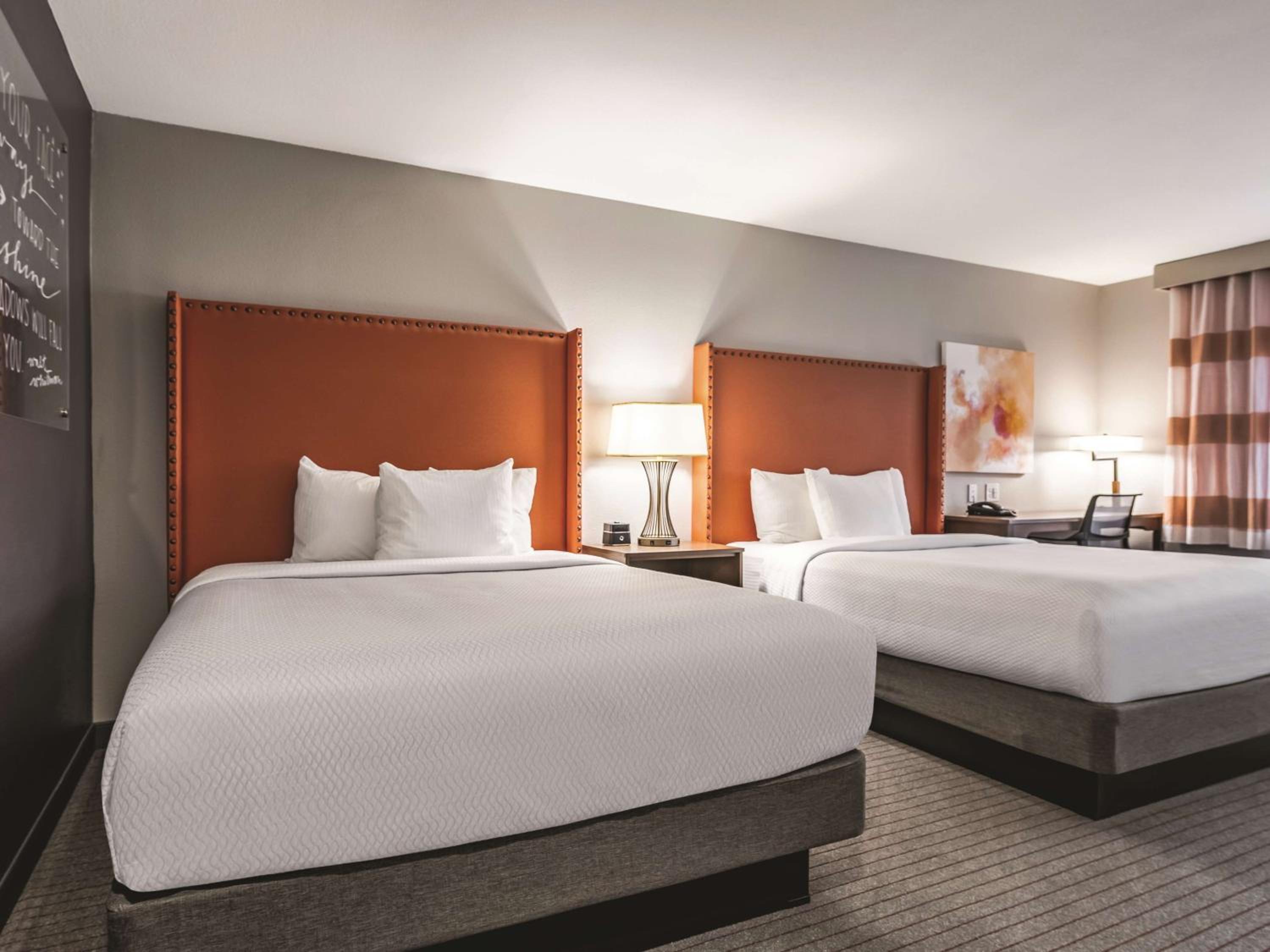 Executive Queen Room with Two Queen Beds and Sofa Bed - Photo 4