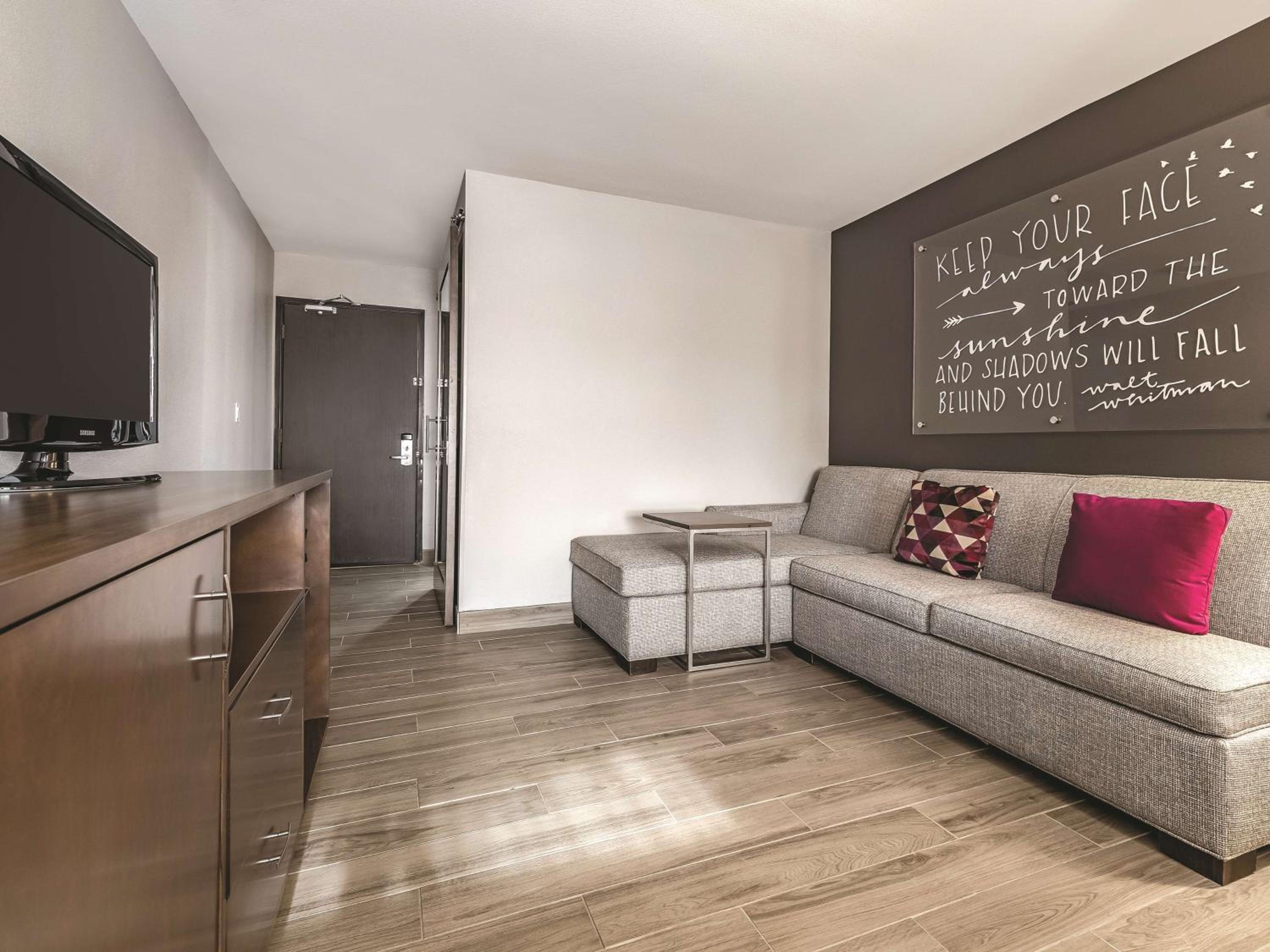 Executive King Room with Sofa Bed - Photo 6