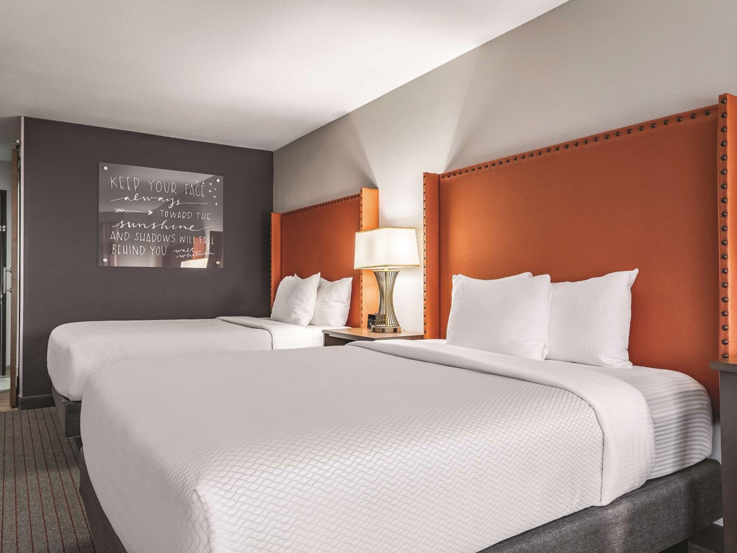 Executive Queen Room with Two Queen Beds and Sofa Bed - Photo 2