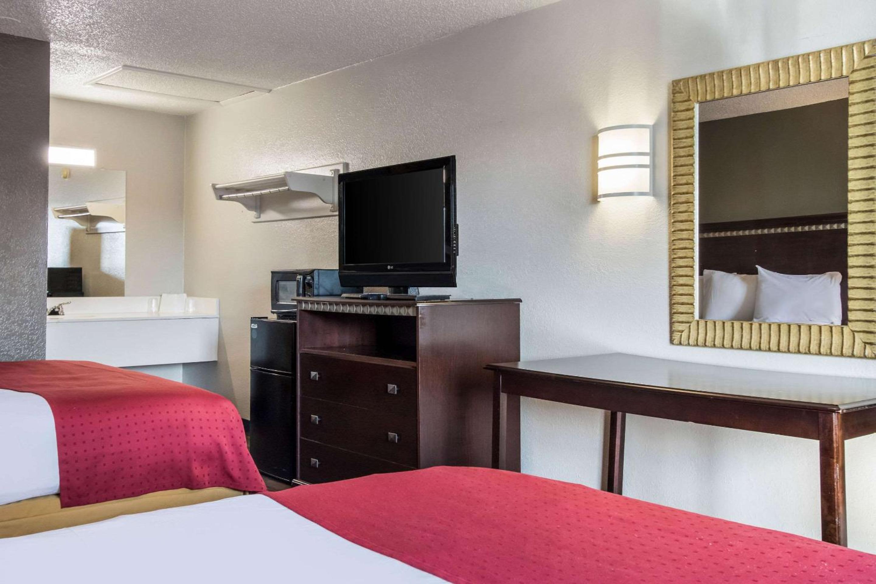 Queen Room with Two Queen Beds - Non-Smoking photo 1