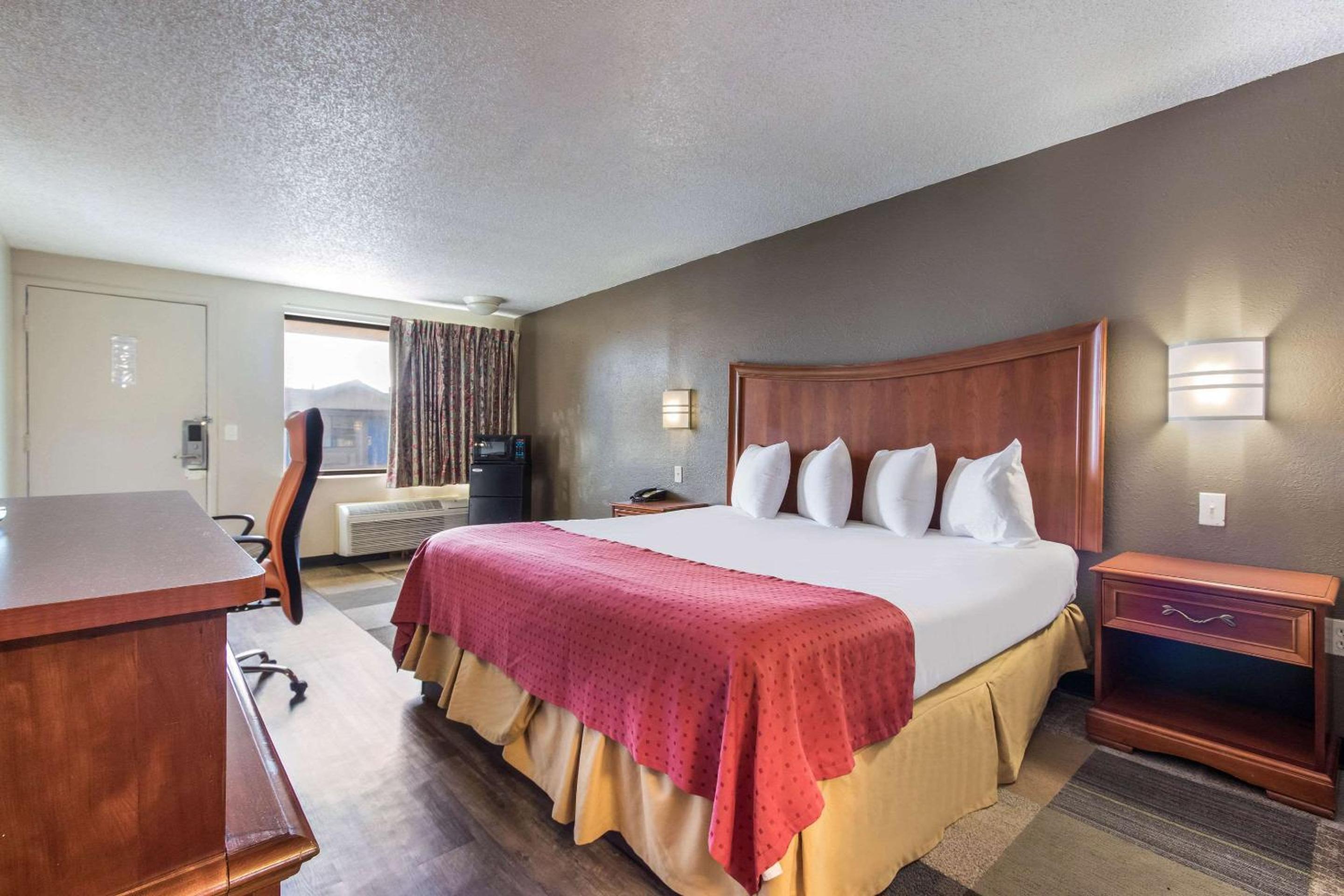 King Room - Non-Smoking photo 1