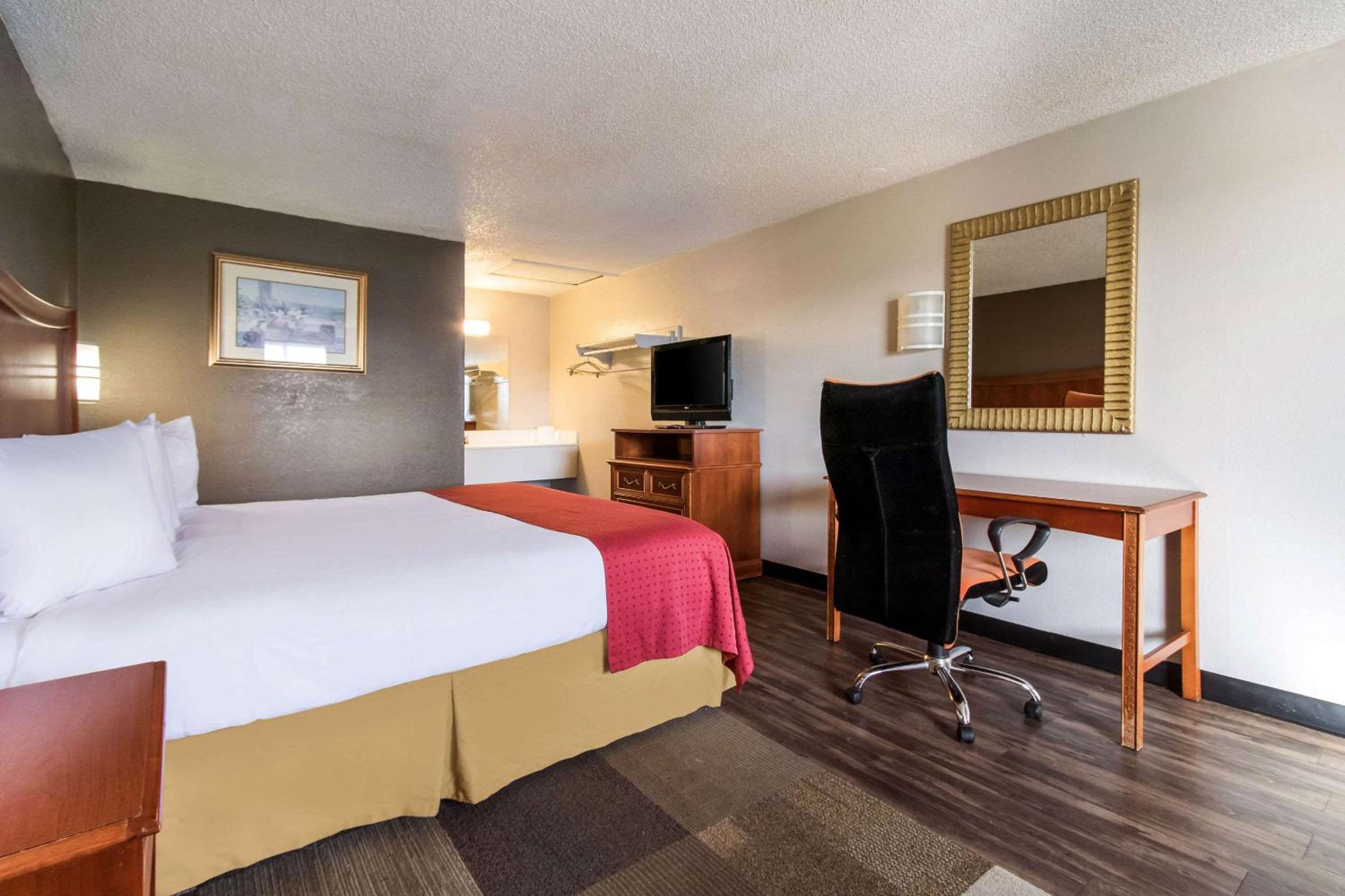 King Room - Non-Smoking photo 2