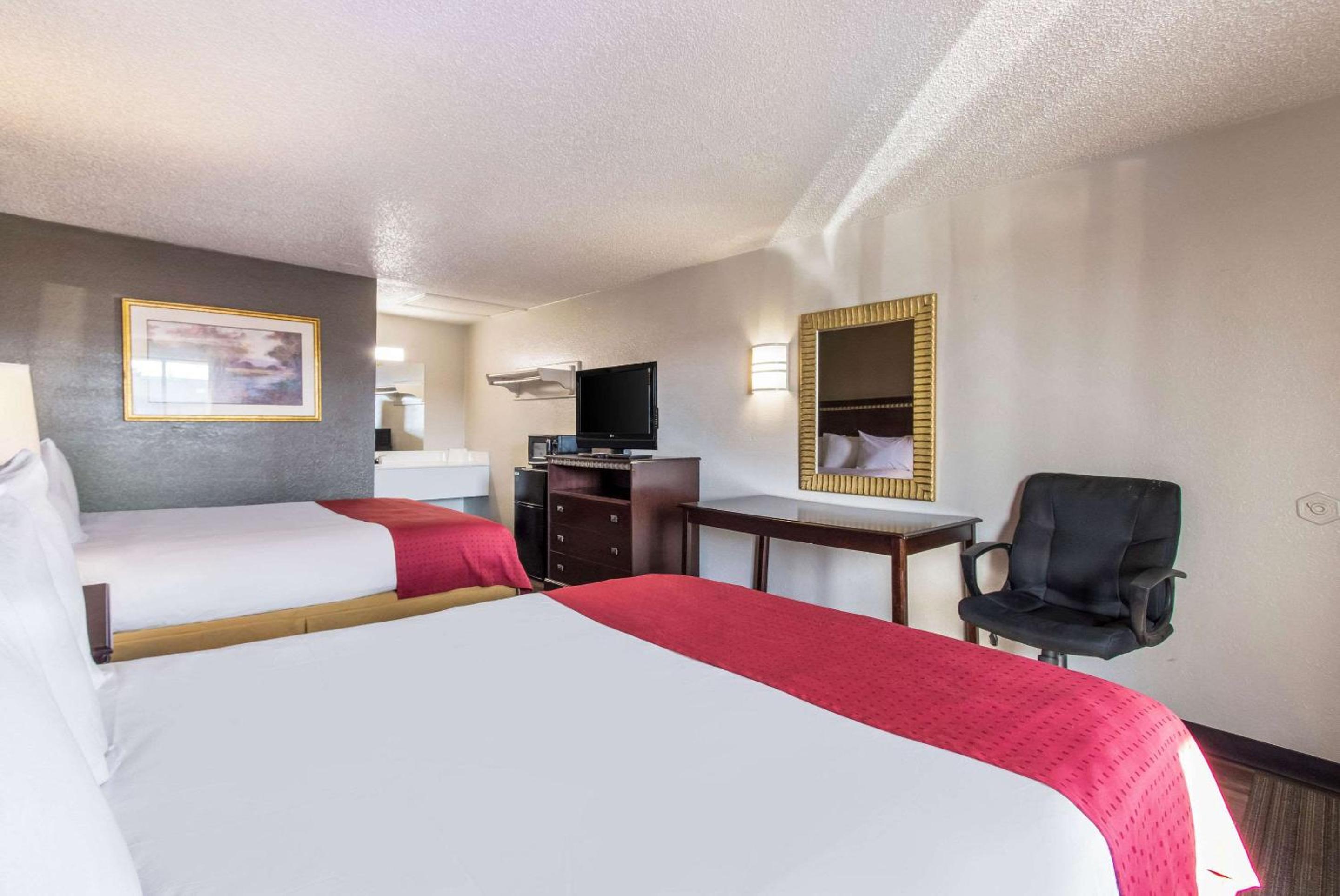 Queen Room with Two Queen Beds - Non-Smoking photo 3