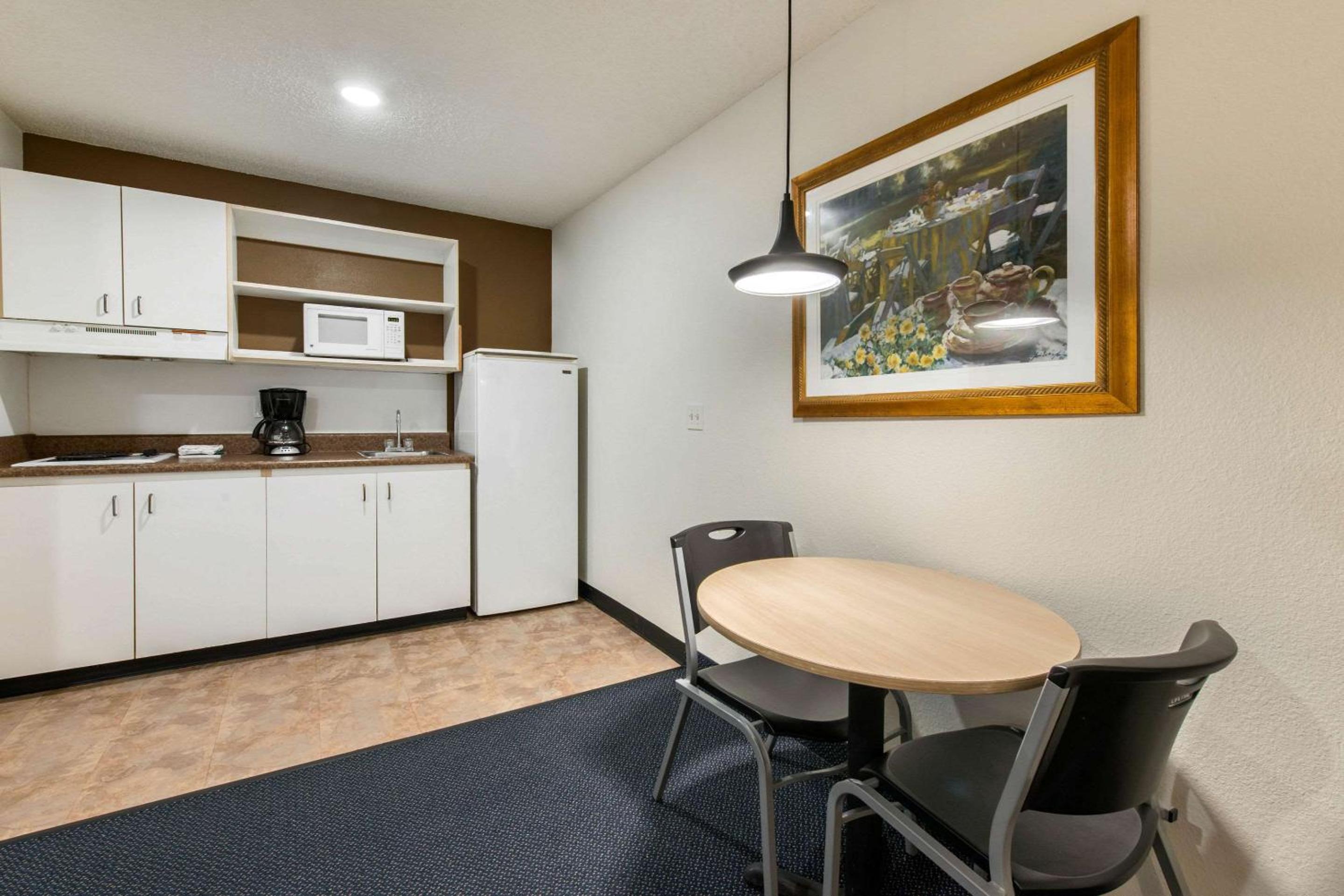 King Room - Non-Smoking - Photo 6