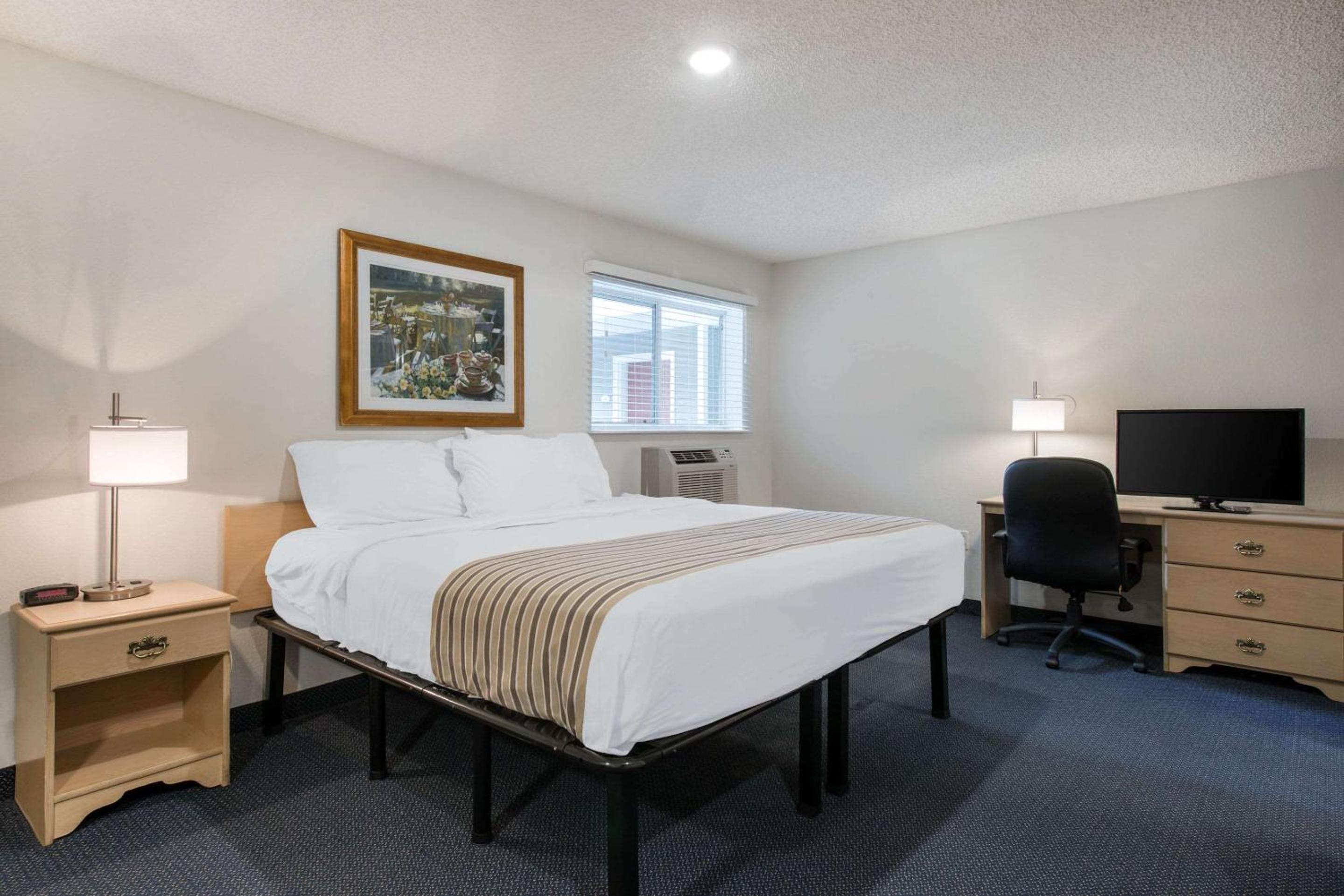 King Room - Non-Smoking - Photo 7