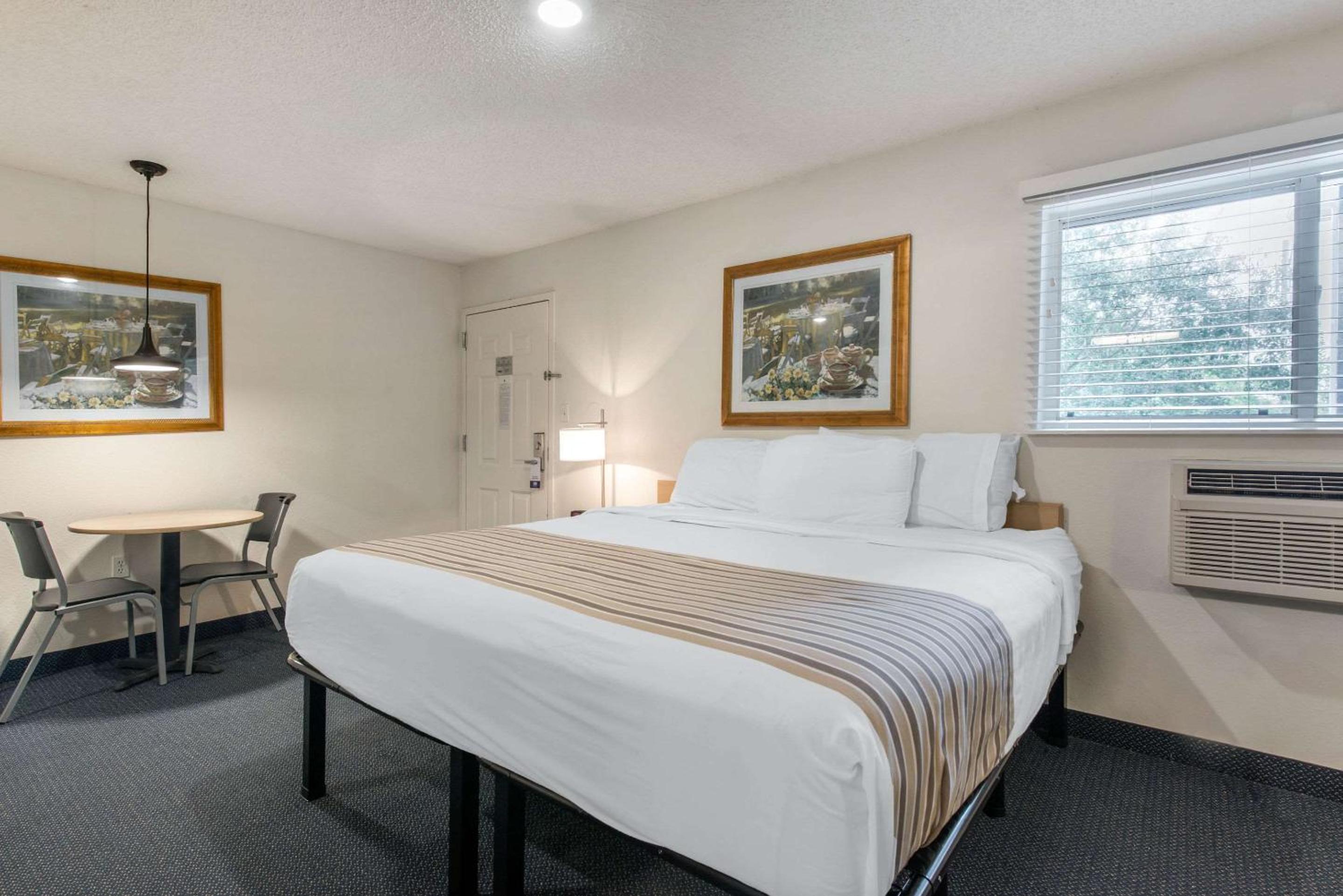 King Room - Non-Smoking - Photo 2