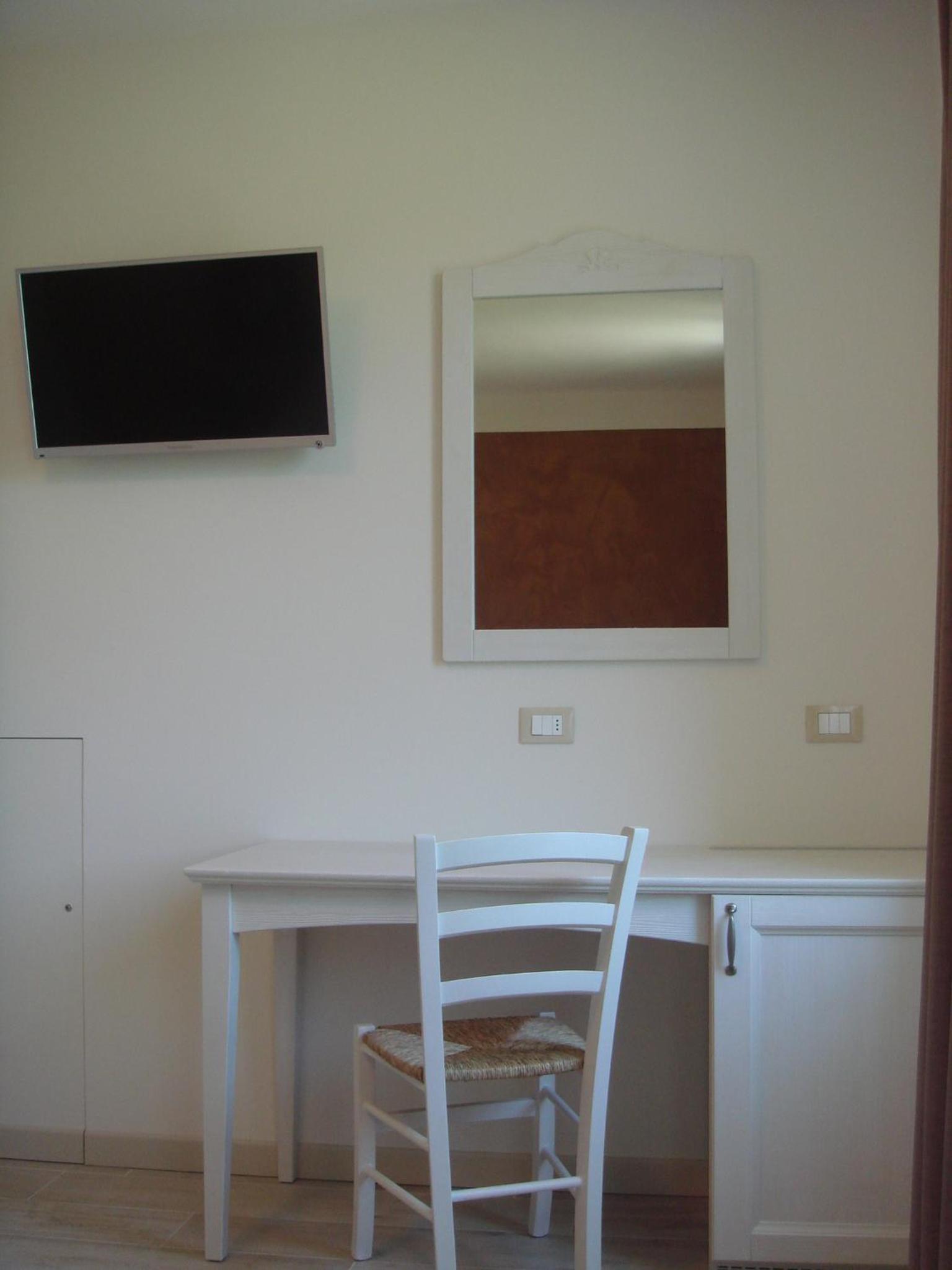Double or Twin Room - Photo 4